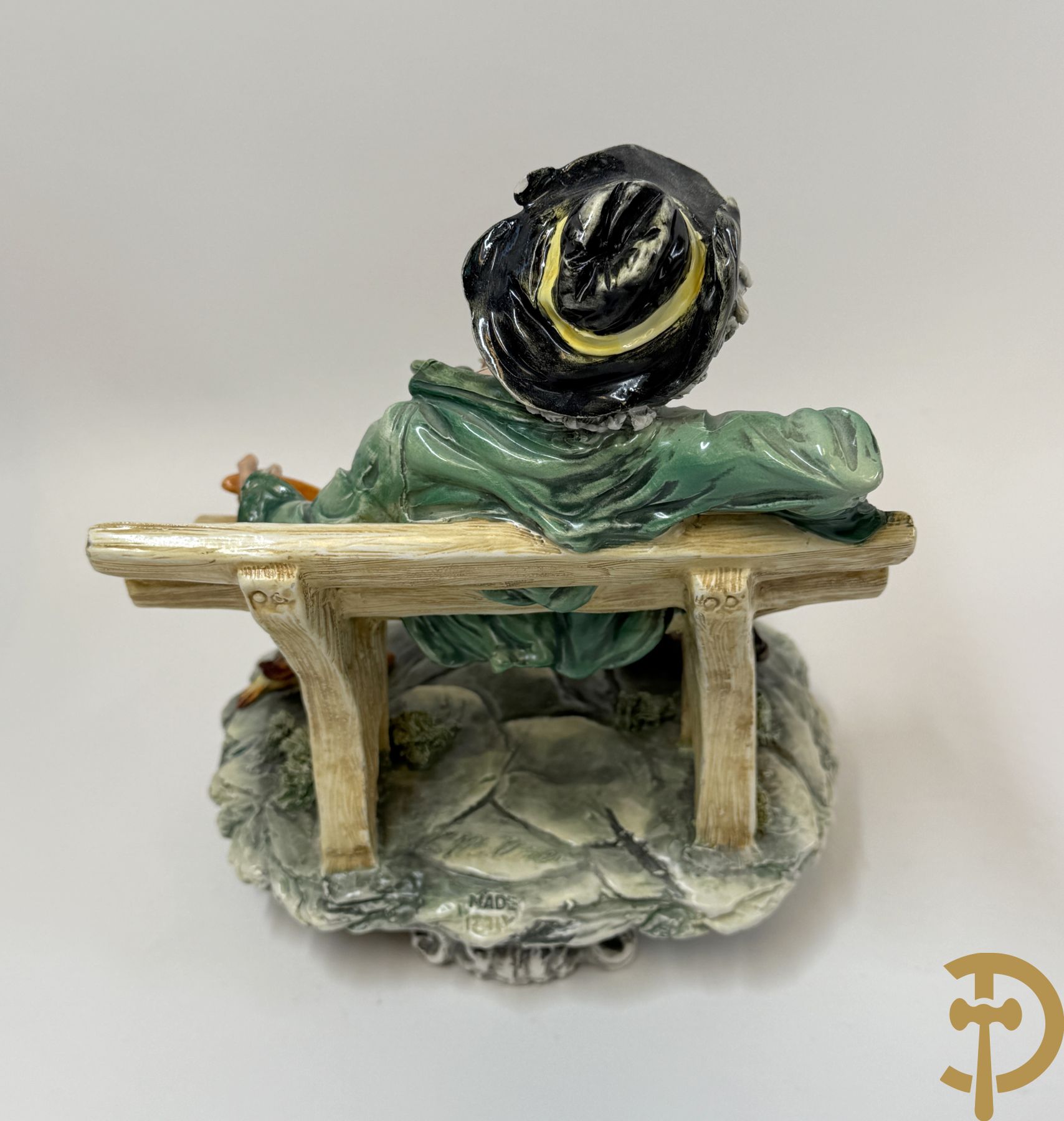 Twee grote Italiaanse groepen in 
gekleurde biscuit : jongens plukken appels - onderonsje aan tafel + 4 groepen in gekleurde Italiaanse biscuit