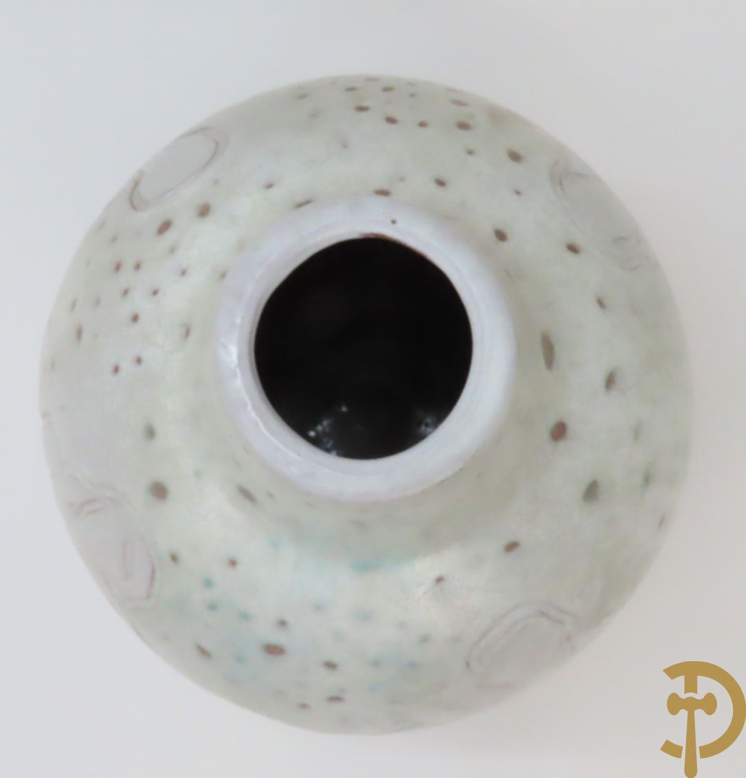 Wit gecraqueleerde design vaas met gestyleerd damesdecor, gemerkt Mobach Utrecht