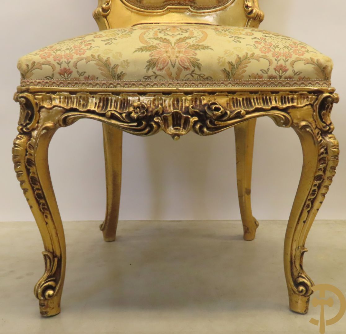 Uitzonderlijke vergulde Louis XV eetkamer bestaande uit vijfdeursdressoir met voluutvormige accanthusranken en rocailles, beschilderd met bloemenmotieven en centraal tafererel met hoornen des overvloeds + bijhorende spiegel vergulde tafel op voluutvormige poten met zes bijhorende stoelen + vitrine met accanthusranken en centrale deur, op voluutvormige poten