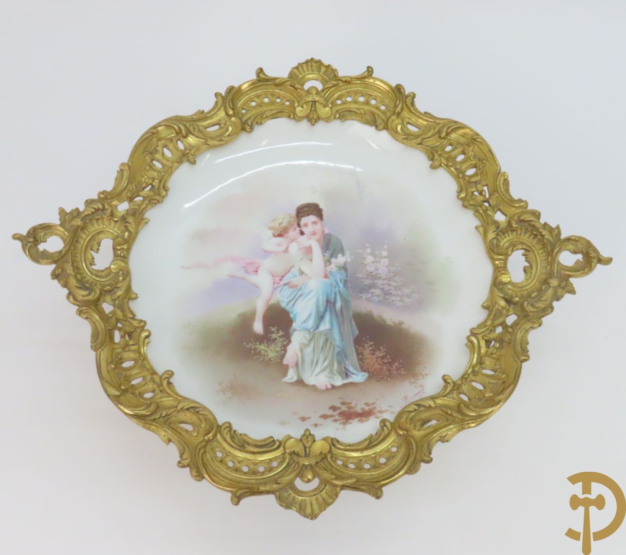 Porseleinen coupe met beschilderd decor van zittende dame met cupido in tuin, Richard getekend, gevat in bronzen houder