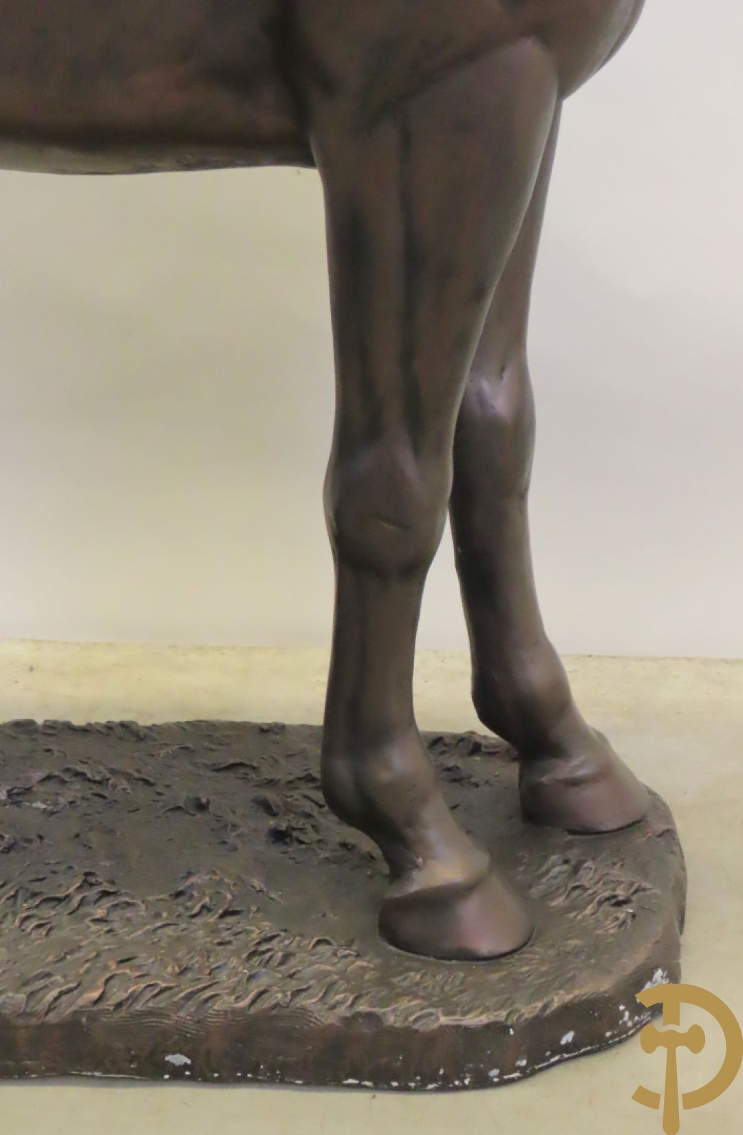 Staand paard in gebronzeerd polyester
