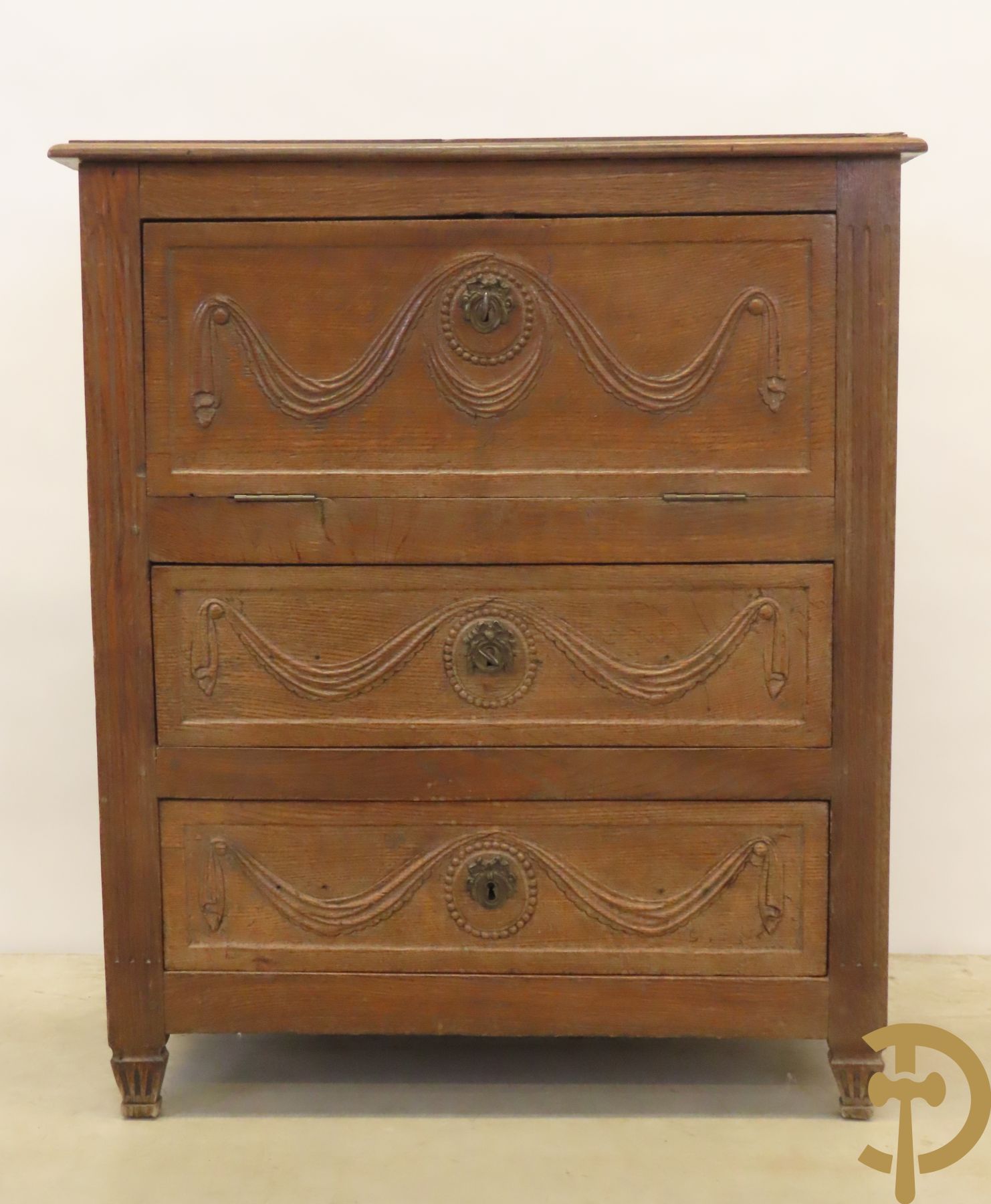 Massief eiken tweeladencommode Louis XVI met bovenaan 3e lade als klep en ingebouwde secretaire