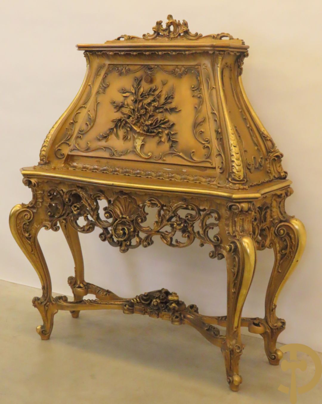 Uitzonderlijke vergulde bar met accanthusranken en bloemenmotieven op voluutvormige poten