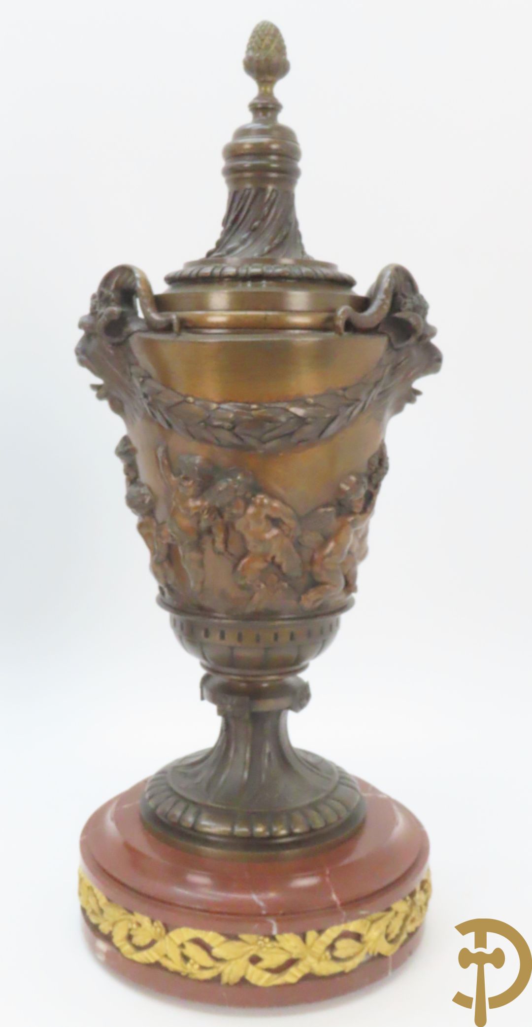 Paar bronzen cassolettes omgeven door dansende cupido