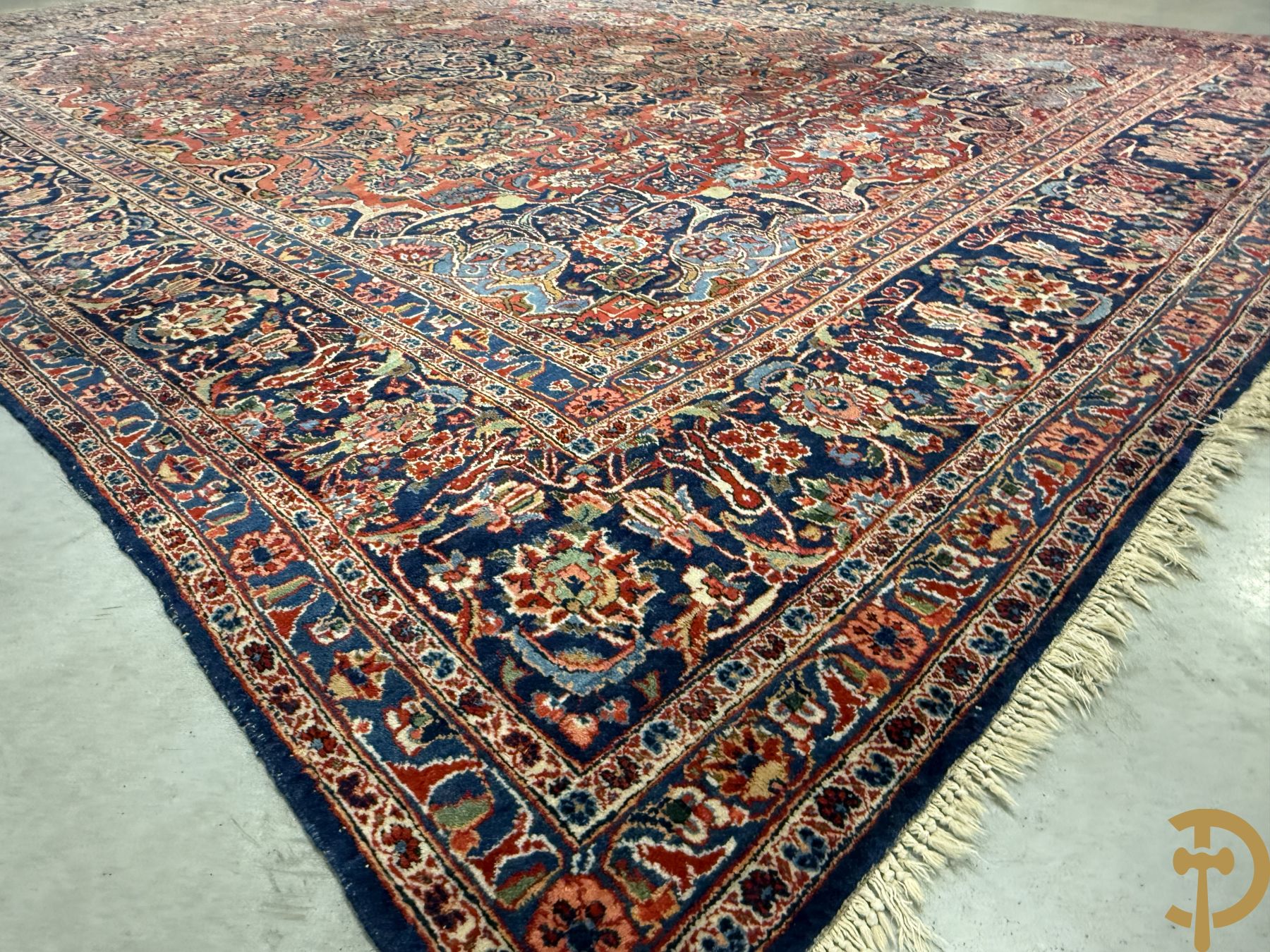 Oosters handgeknoopt tapijt met bloemenmotieven op rode fond