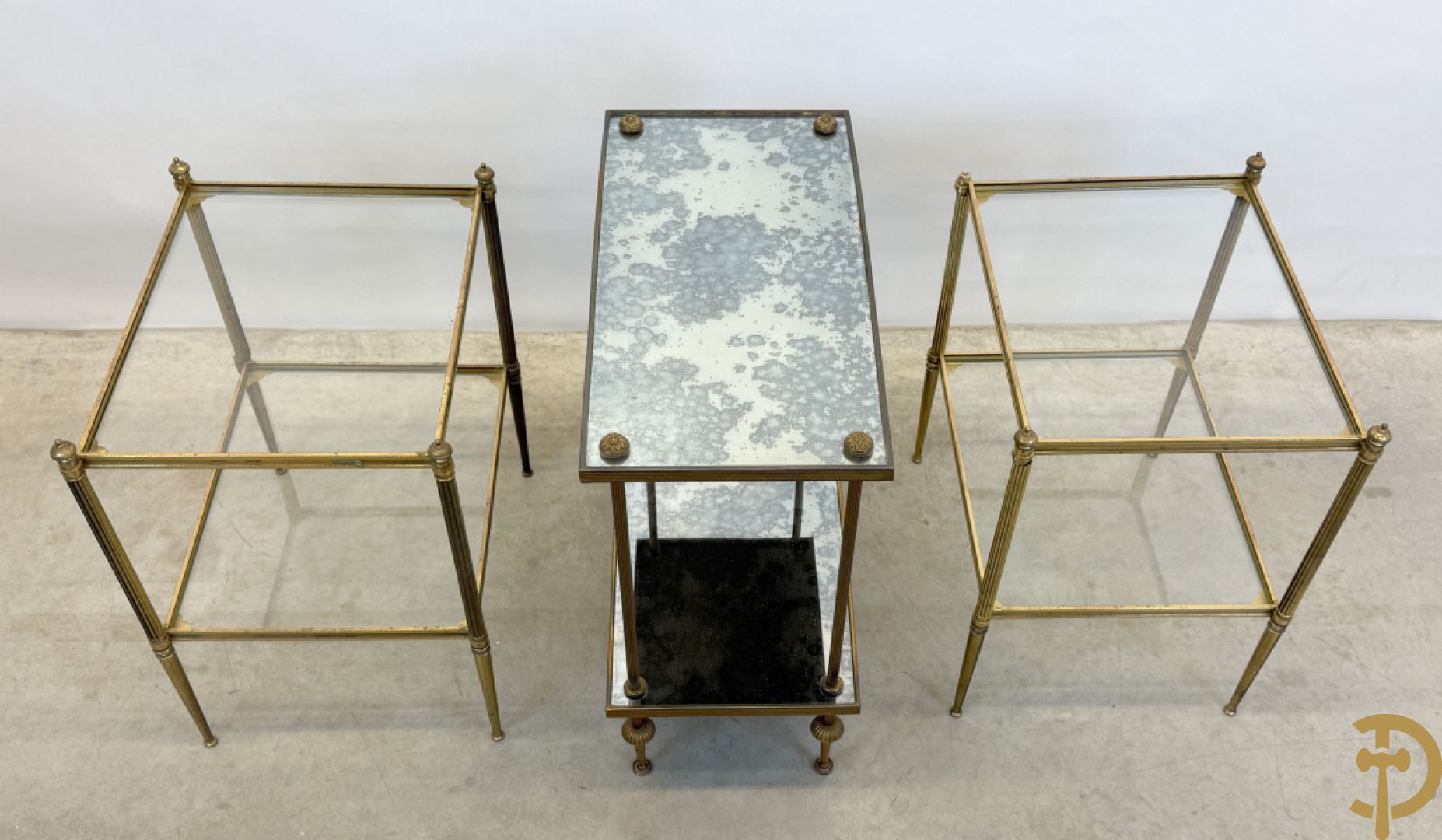 Paar koperen bout de canapé bijzettafels + koperen étagèretafel met gefumeerd glas