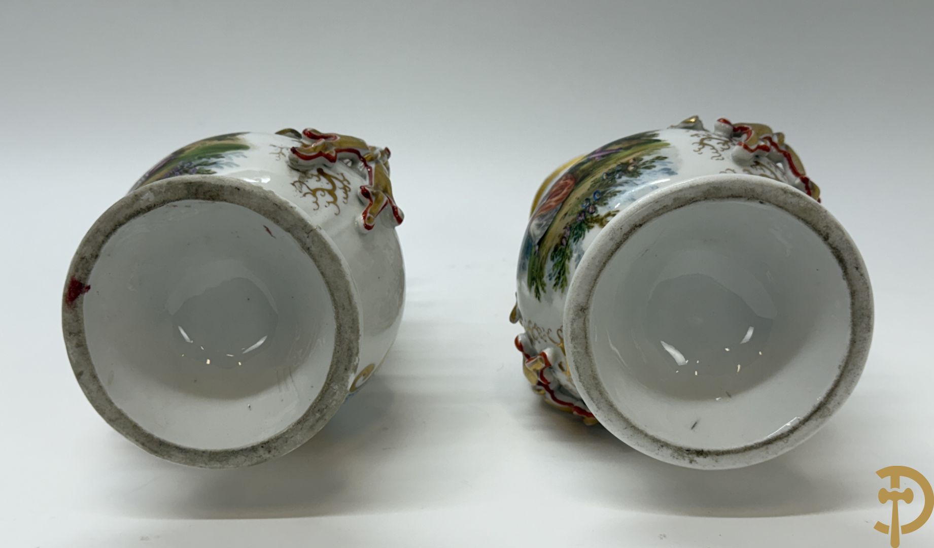 Paar Vieux Paris vazen met romantisch handbeschilderd tafereel