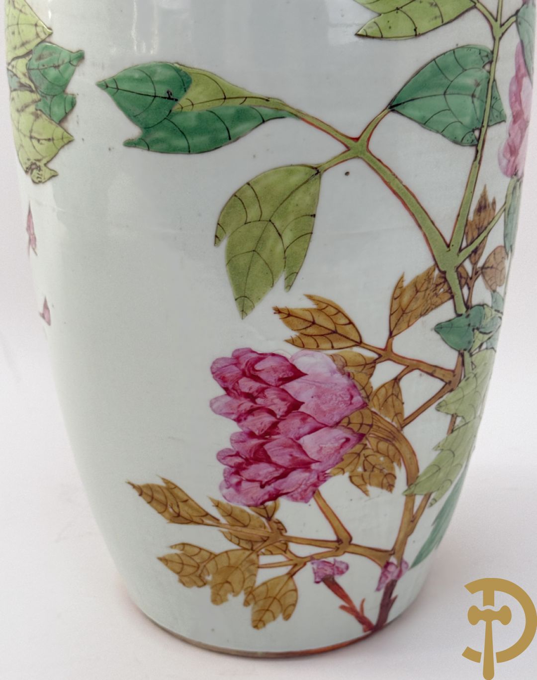 Paar Chinese porseleinen vazen met bloemen- en vogeldecor, achteraan getekend