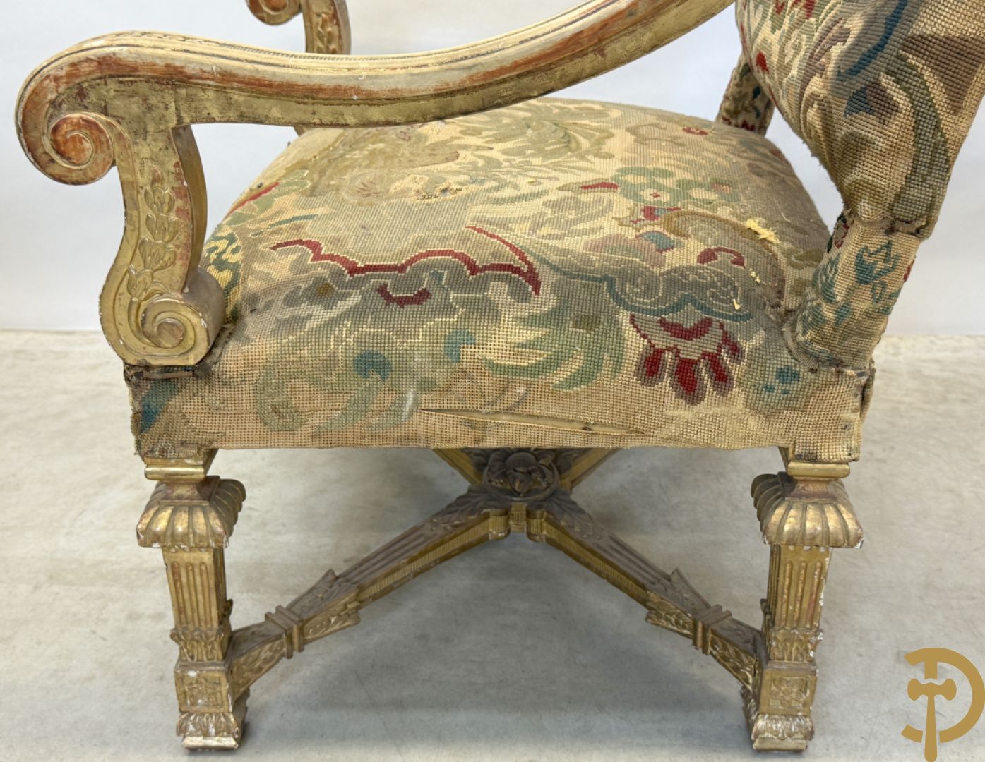 Vier vergulde Louis XIV kasteelarmzetels met geanimeerde scènes in petit points, 19e