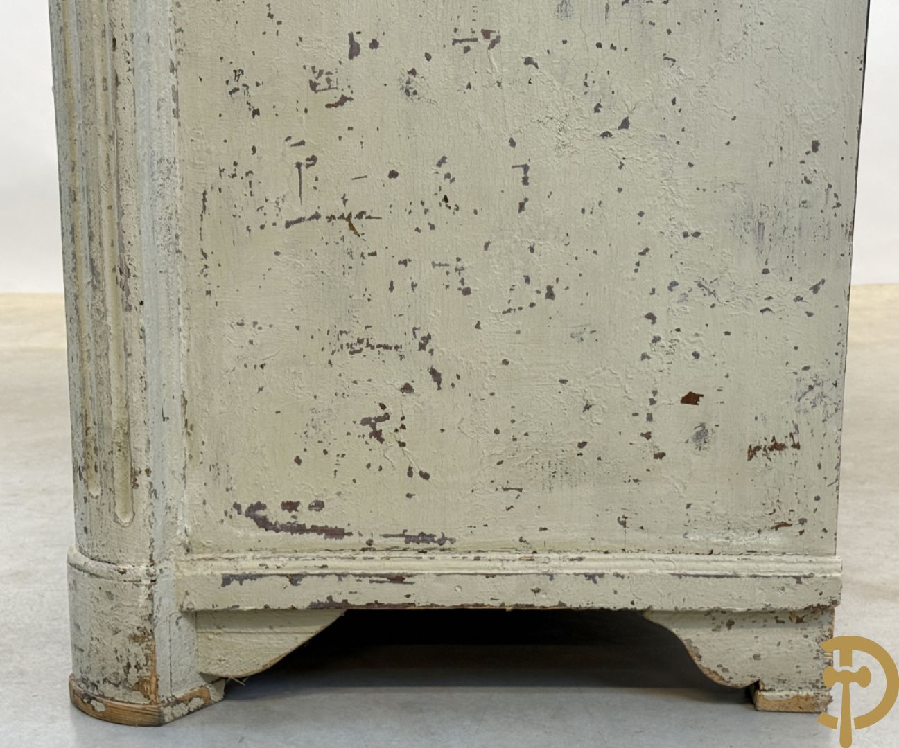 Gepatineerde 3 laden commode met bronzen trekkers en sleutelplaten