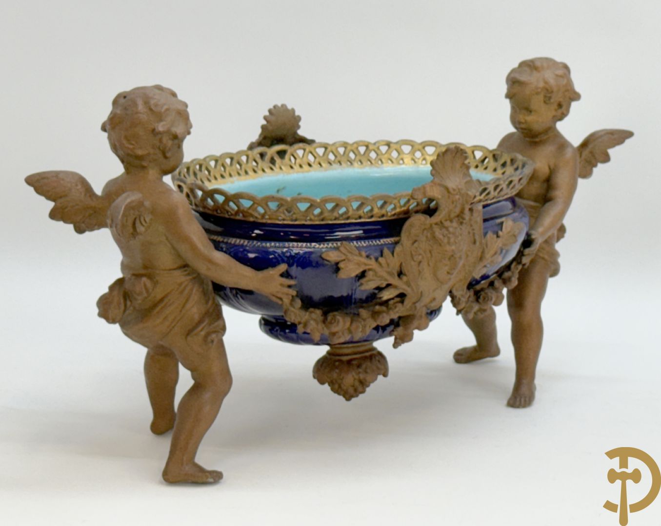 Blauwe coupe gehouden door paar zamak cupido