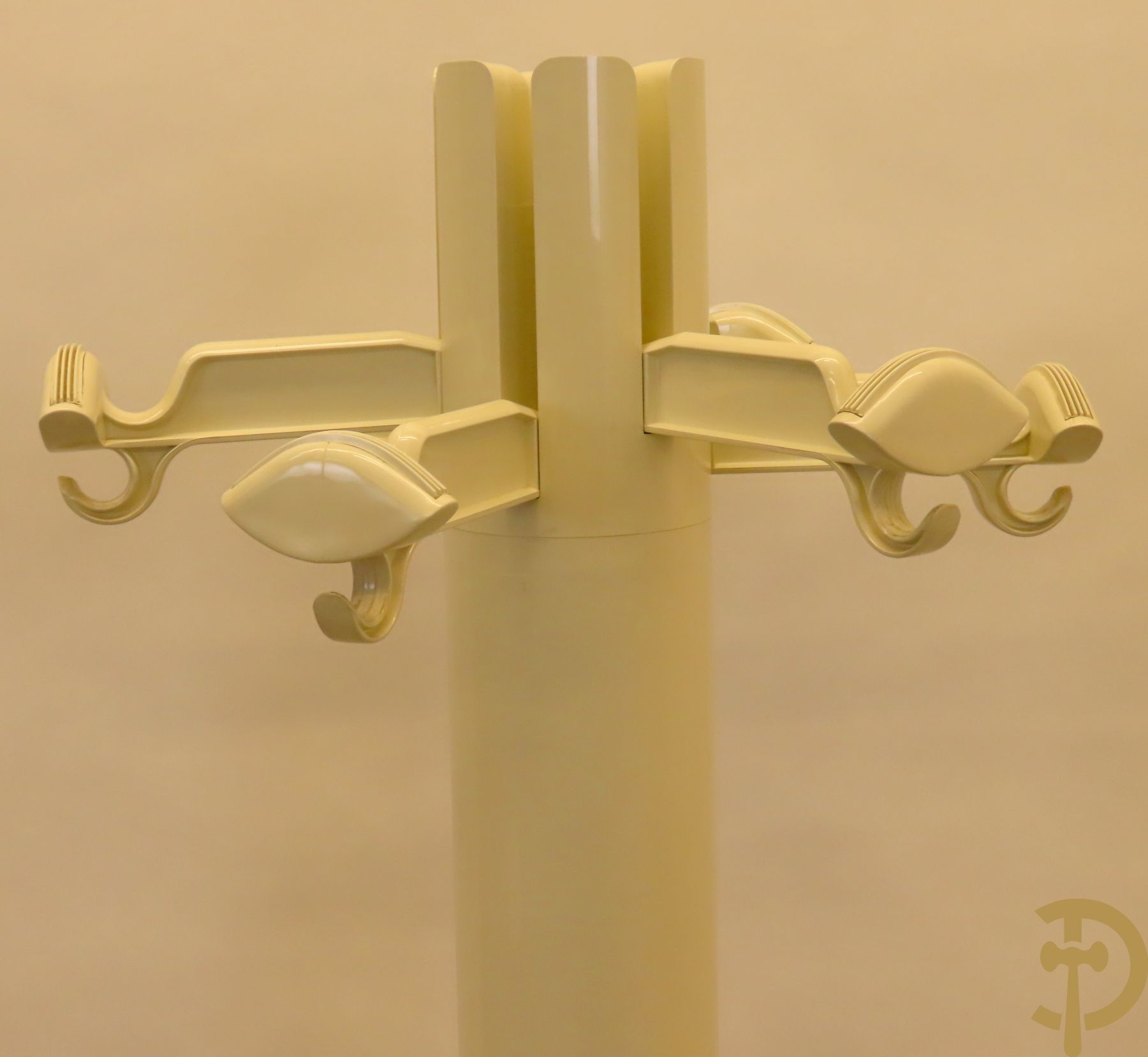 Plexi openklapbare kapstok, onderaan met parapluhouder, model Planta - designer G.C. Piretti voor de firma Anomima Castelli