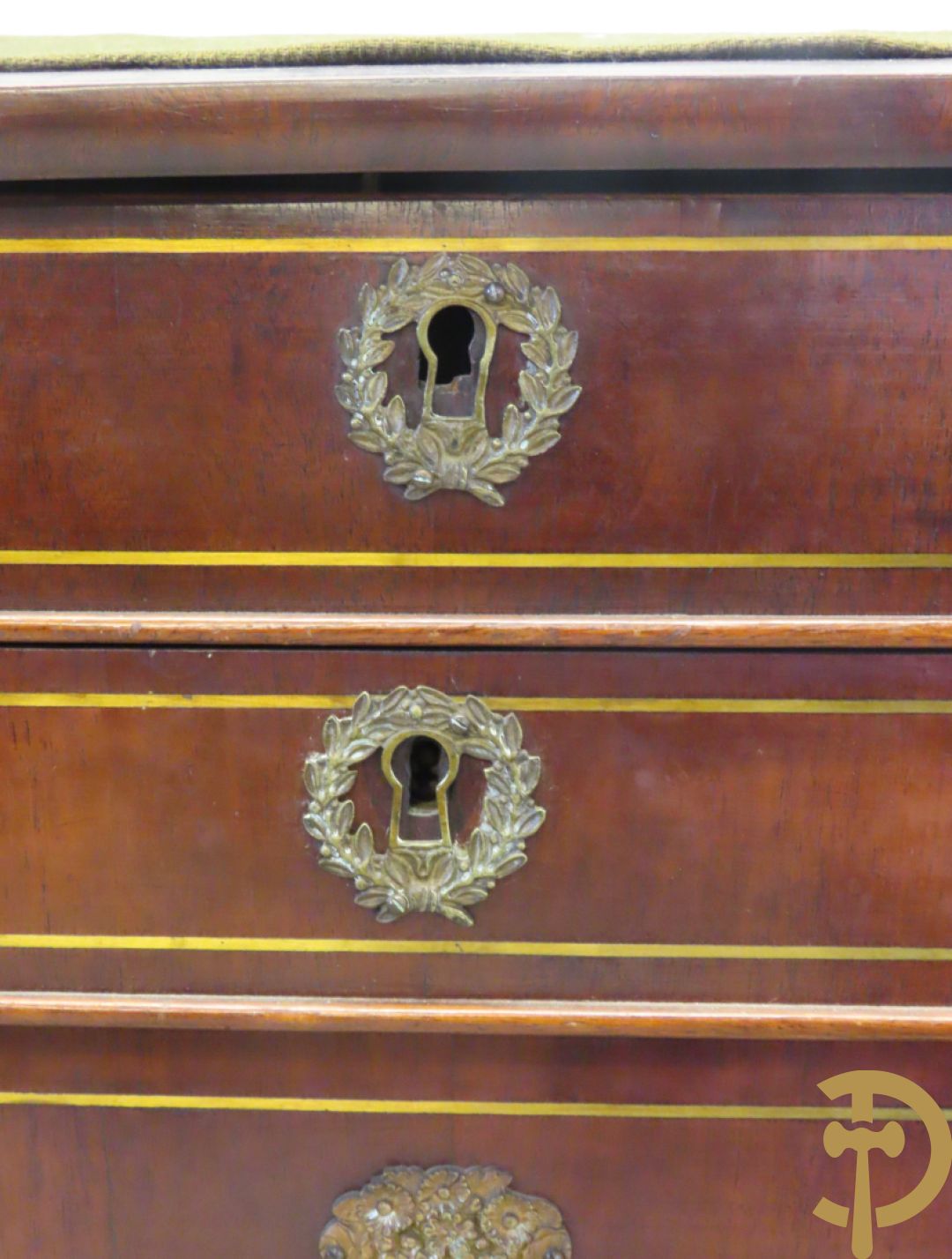 Mahoniehouten zesladenkast met schrijfblad bovenaan, Empire