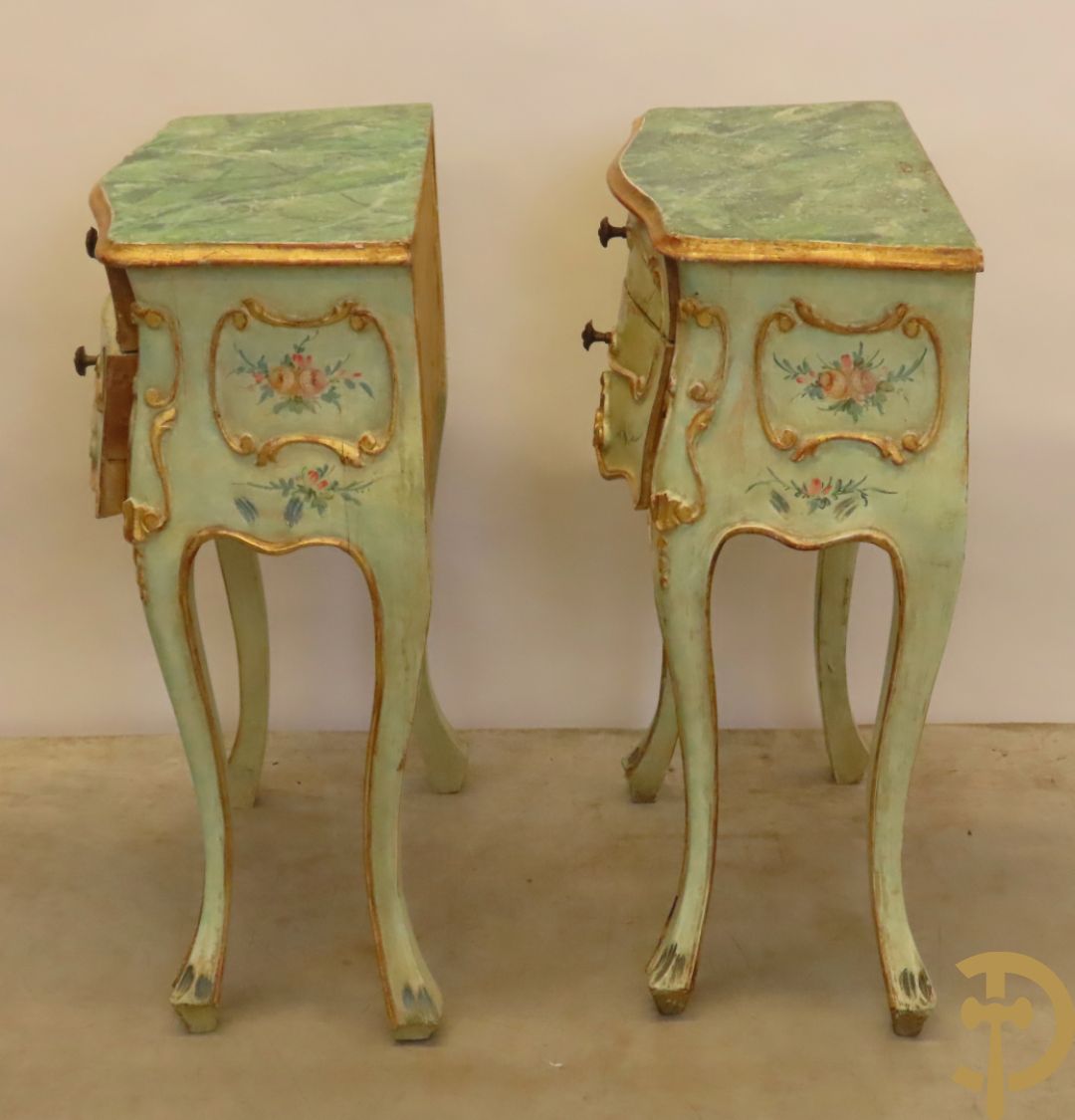 Paar gegalbeerde en gemonochromeerde bijzetkastjes met 2 lades en beschilderd bloemendecor op voluutvormige poten