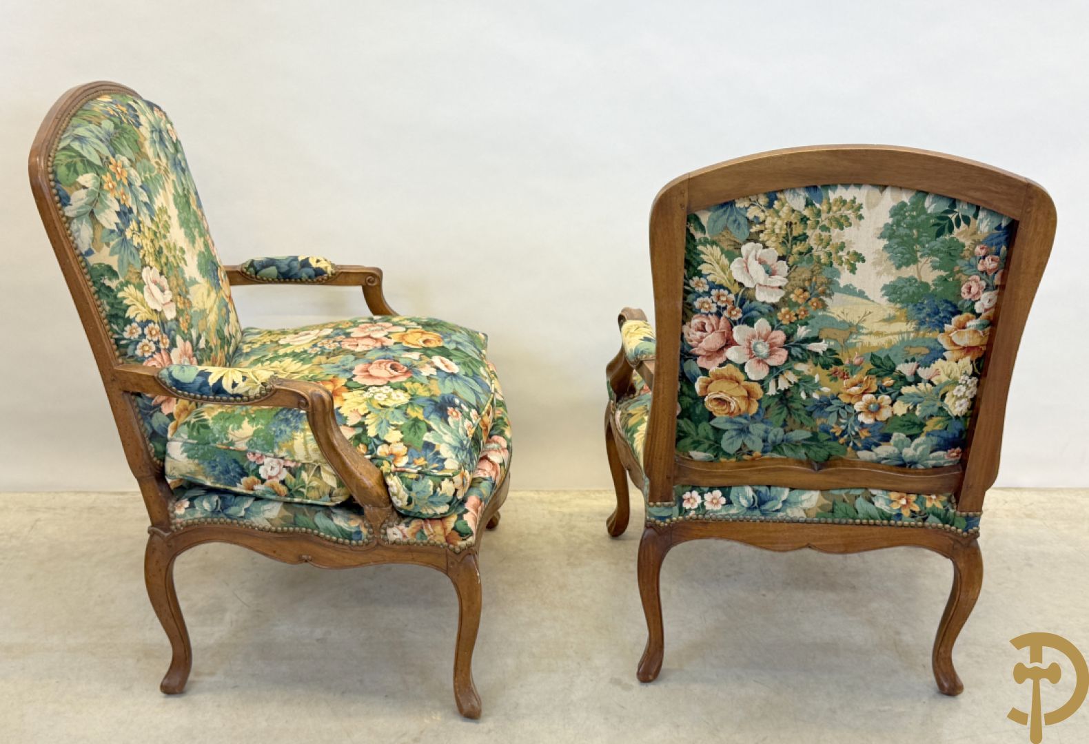 Vier notelaren armzetels bekleed met bloemenstof, met gezwaaide armleuningen op voluutvormige poten + bijhorend voetbankje