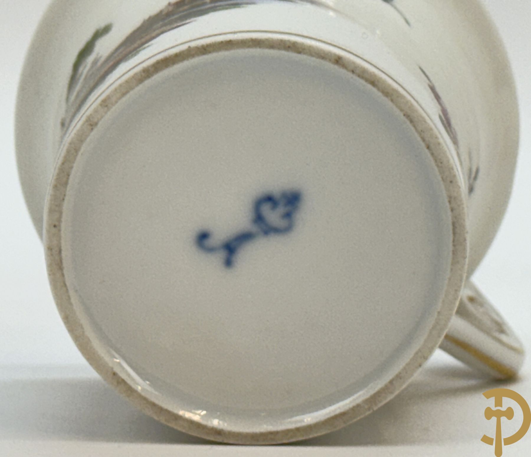 Porseleinen kopje met schoteltje met zeer fijn handbeschilderd geanimeerd landschapsdecor omgeven door bloemen, onderaan gemerkt Sint Petersburg (Alex I 1801-1825)