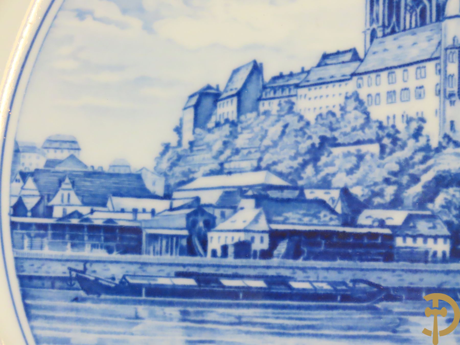 Zes porseleinen borden onder gemerkt met zwaarden / Meissen : 1 bord met stadstafereel, 1 verlucht bord met drakendecor, 1 bord met vogeldecor, 1 met bloemen en 2 met bloemendecor omgeven door vergulde rand