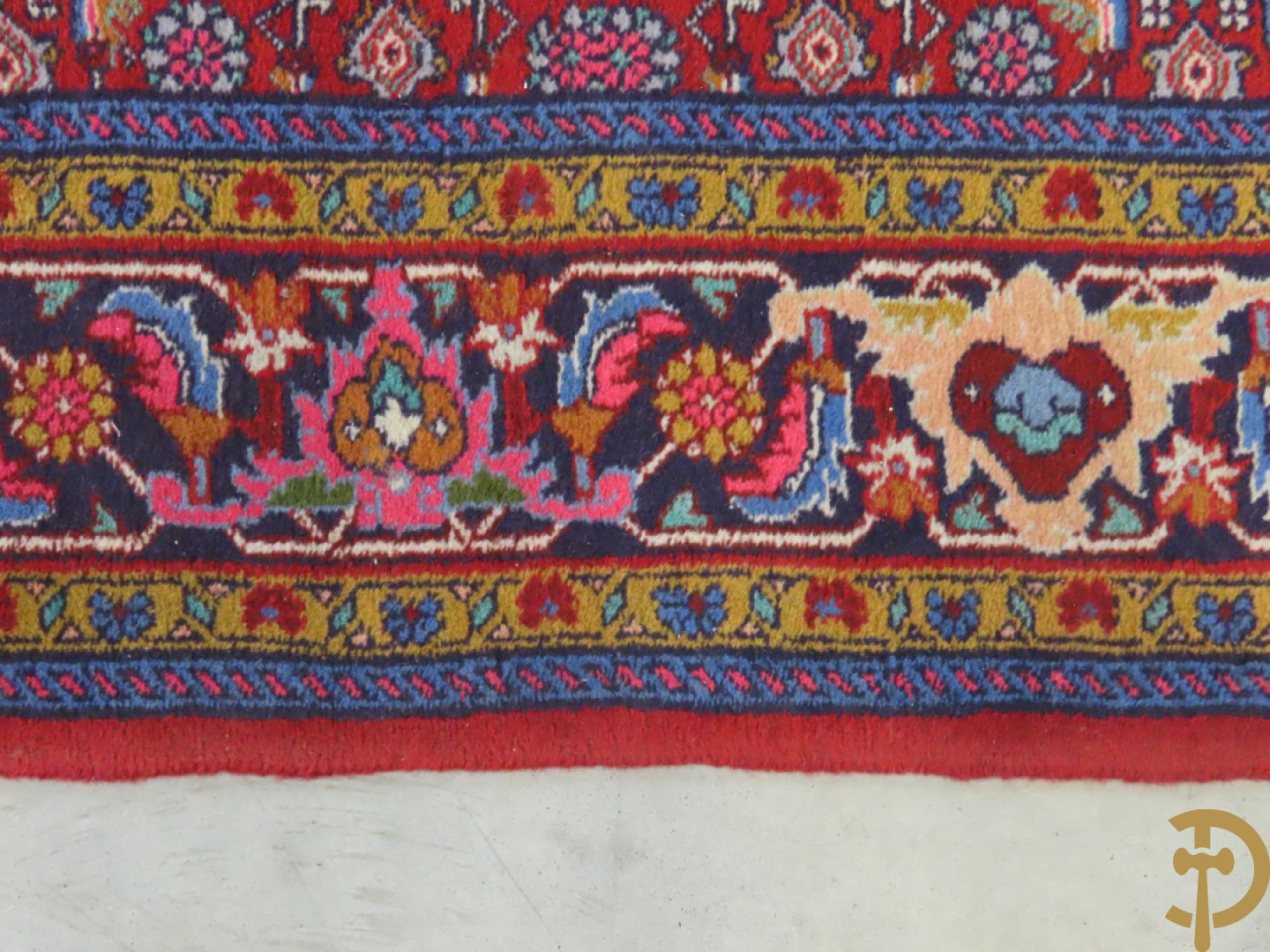 Oosters handgeknoopt tapijt met centraal decor