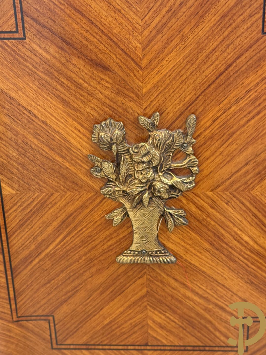 Notelaren tweeladencommode met marquetterie en bronsbeslag en marmeren blad