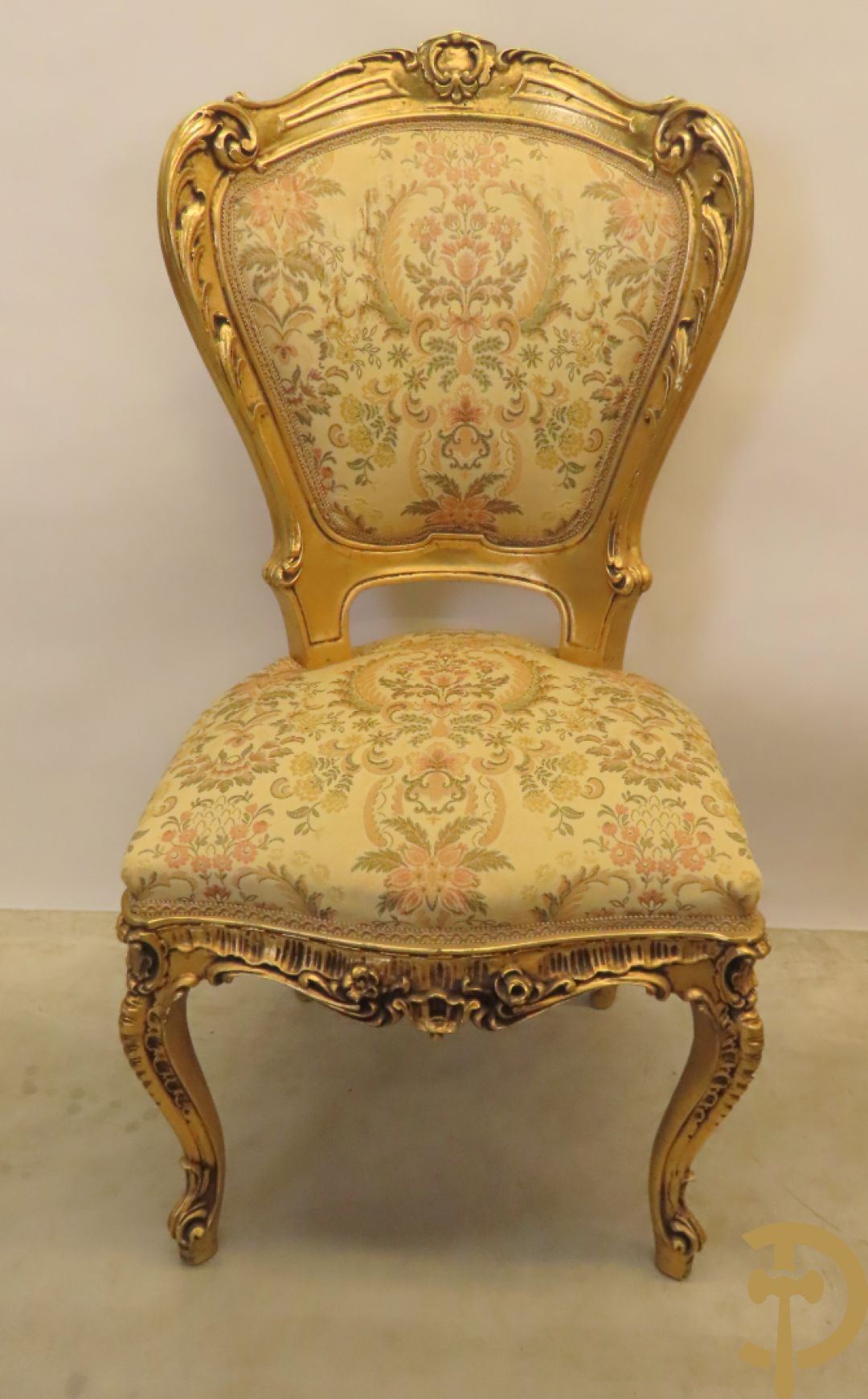 Uitzonderlijke vergulde Louis XV eetkamer bestaande uit vijfdeursdressoir met voluutvormige accanthusranken en rocailles, beschilderd met bloemenmotieven en centraal tafererel met hoornen des overvloeds + bijhorende spiegel vergulde tafel op voluutvormige poten met zes bijhorende stoelen + vitrine met accanthusranken en centrale deur, op voluutvormige poten