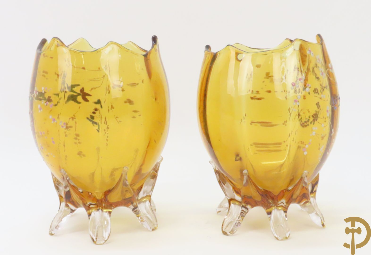 Mongeblazen glazen driestel bestaande uit centrale coupe met 2 oren, zijdelings met 2 eivormige coupes met gekleurd bloemendecor