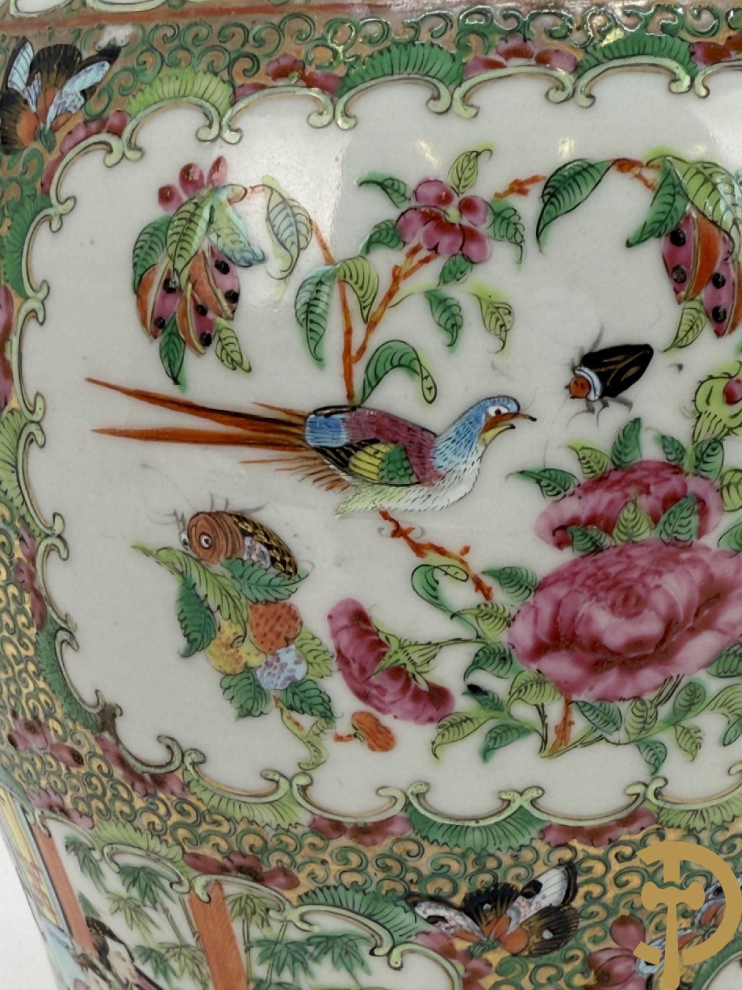 Chinese porseleinen Kantonvaas met geanimeerde taferelen, bloemen, vogel en vlinderdecor