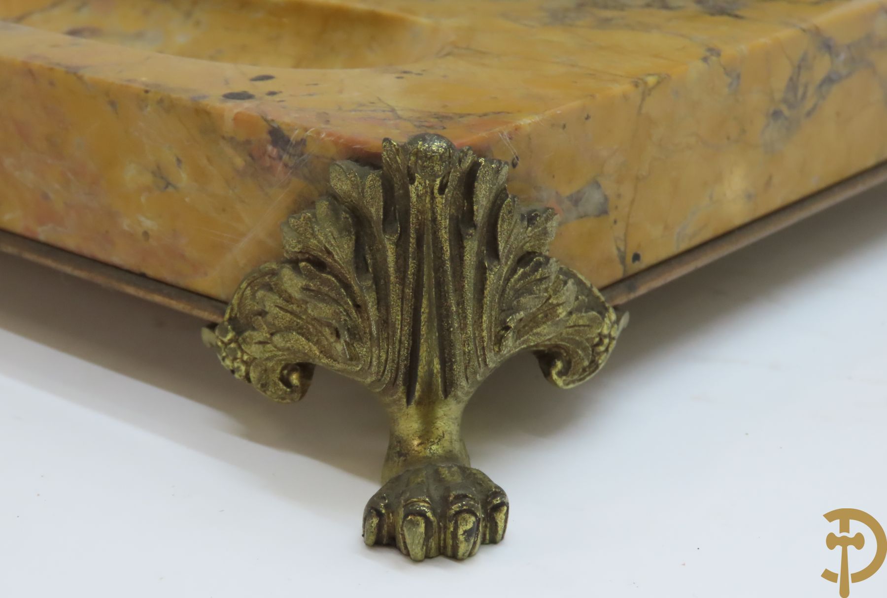 Marmeren inktstel met centraal verguld bronzen beeld met figuur van Lorenzo De Medici naar Michelangelo marmeren brievenhouder