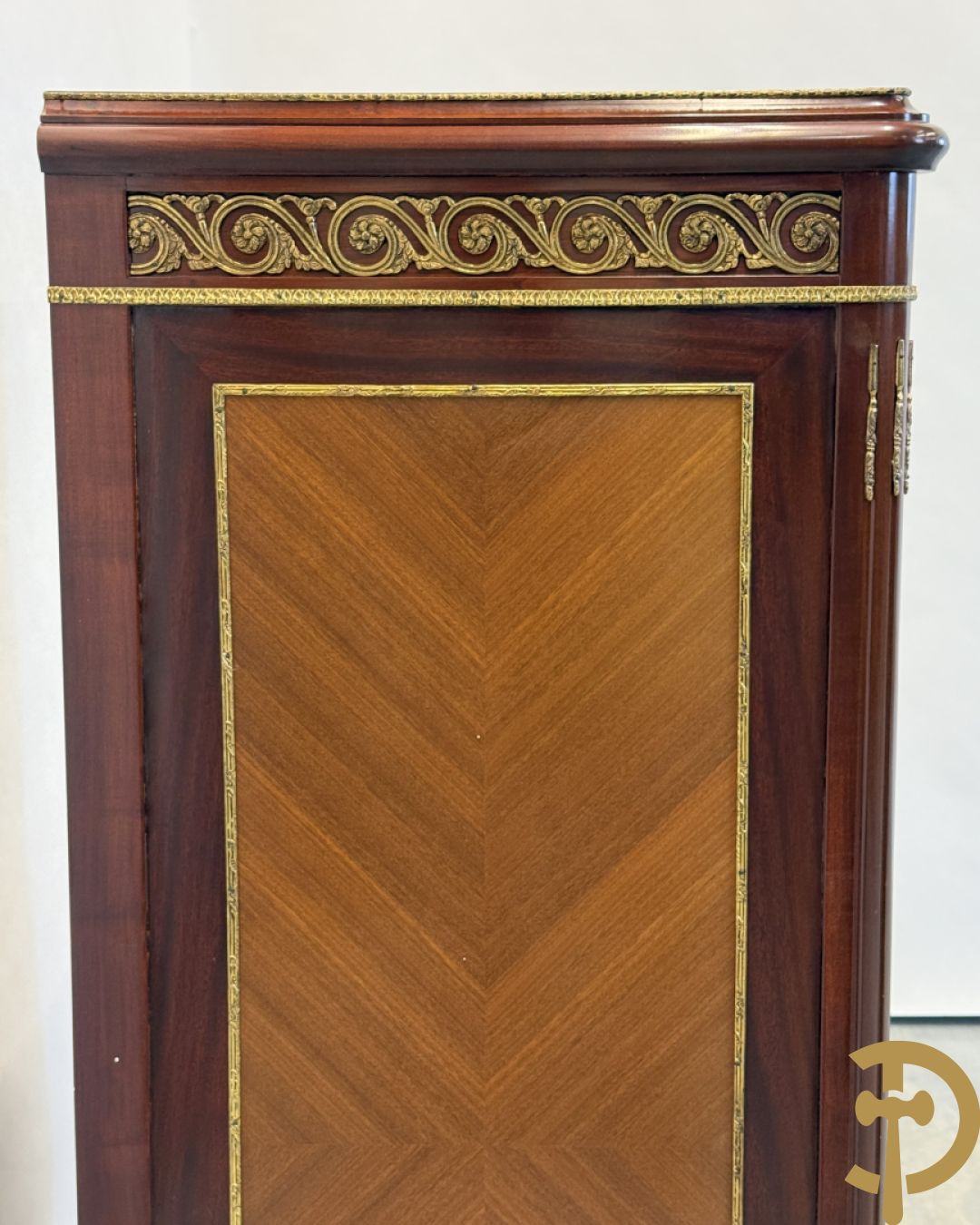 Notelaren tweedeurskast met bronsbeslag