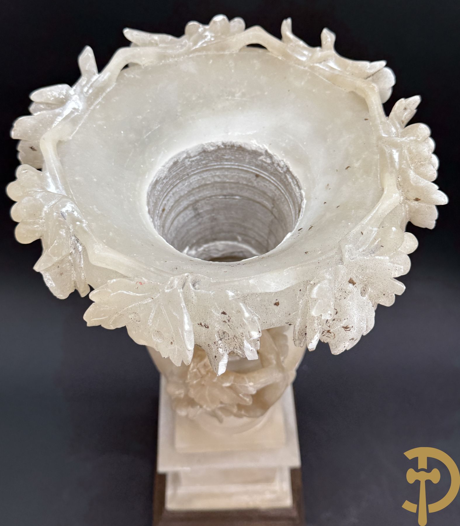 Paar handgesculpteerde albasten vazen met bloemen- en accanthusranken