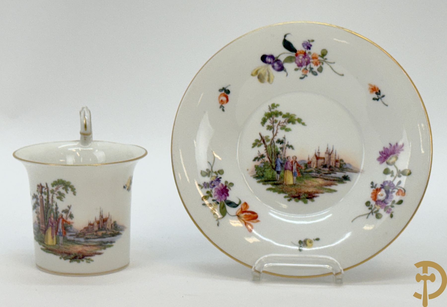 Porseleinen kopje met schoteltje met zeer fijn handbeschilderd geanimeerd landschapsdecor omgeven door bloemen, onderaan gemerkt Sint Petersburg (Alex I 1801-1825)