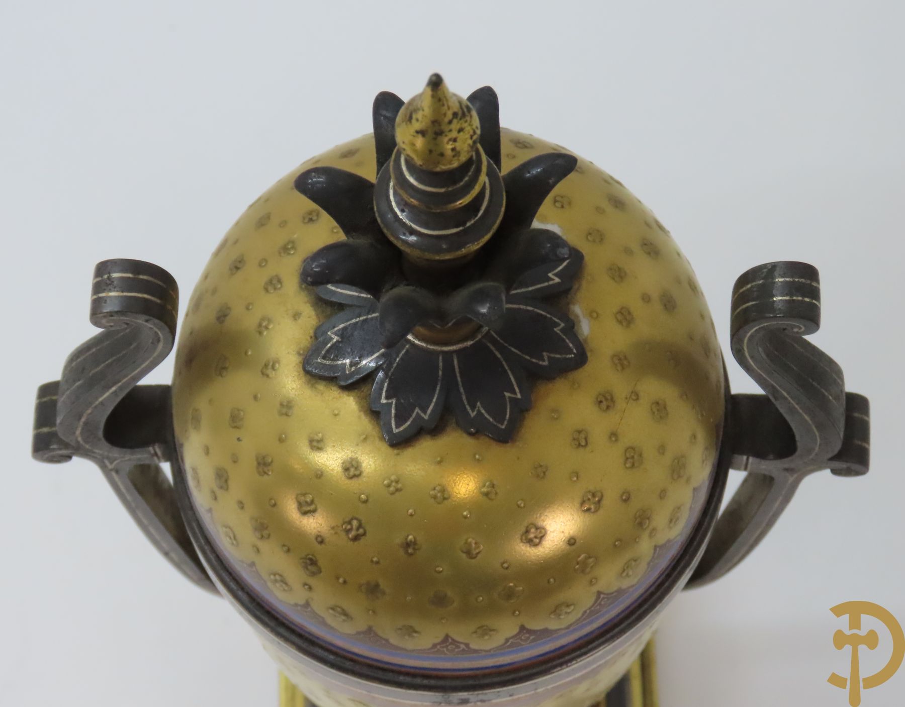 Paar vergulde metalen vazen met Middeleeuws decor van ridder, Malpass L. getekend onderaan