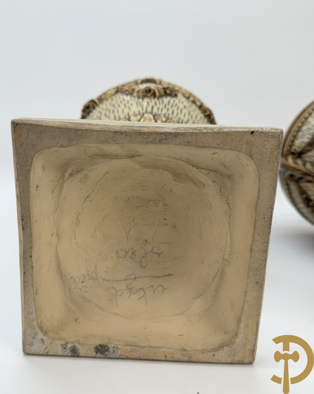 Paar cassolettes in composiet met vergulde Louis XVI motieven