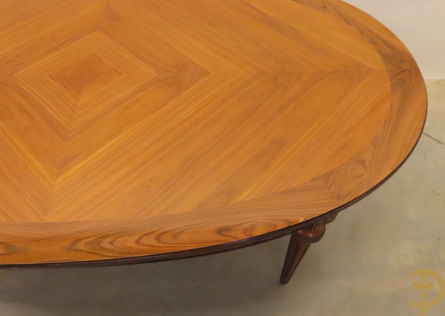 Notelaren eetkamer Louis XVI stijl bestaande uit vijfdeursdressoir met bloemenmarquetterie, bronsbeslag en wit marmeren blad, ovale uittrekbare tafel, 6 stoelen met leder bekleed en gegalbeerde vitrine met geslepen ruitjes