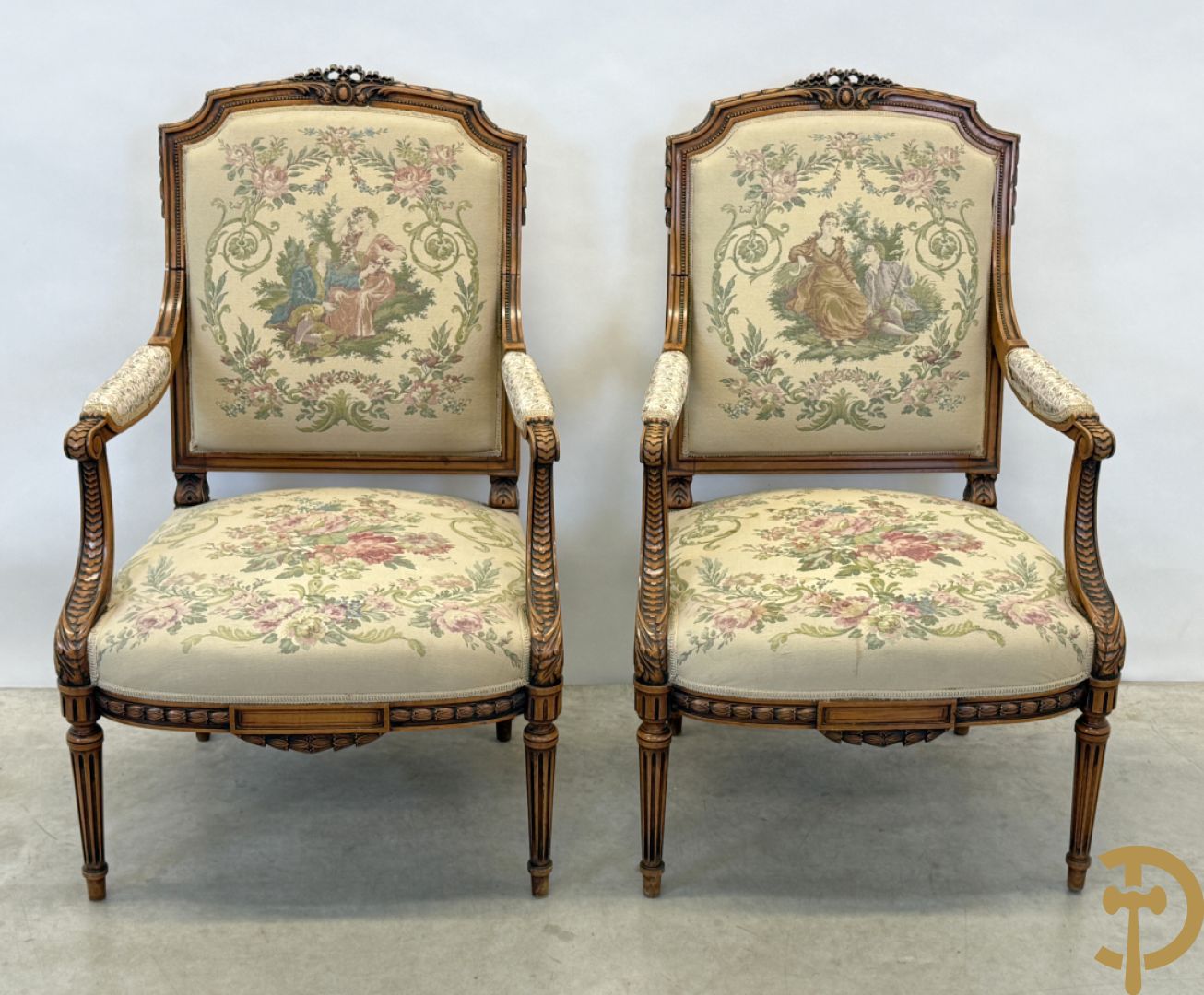 Vijfdelig notelaren Louis XVI salonensemble bestaande uit canapé, 2 armzetels en 2 stoelen