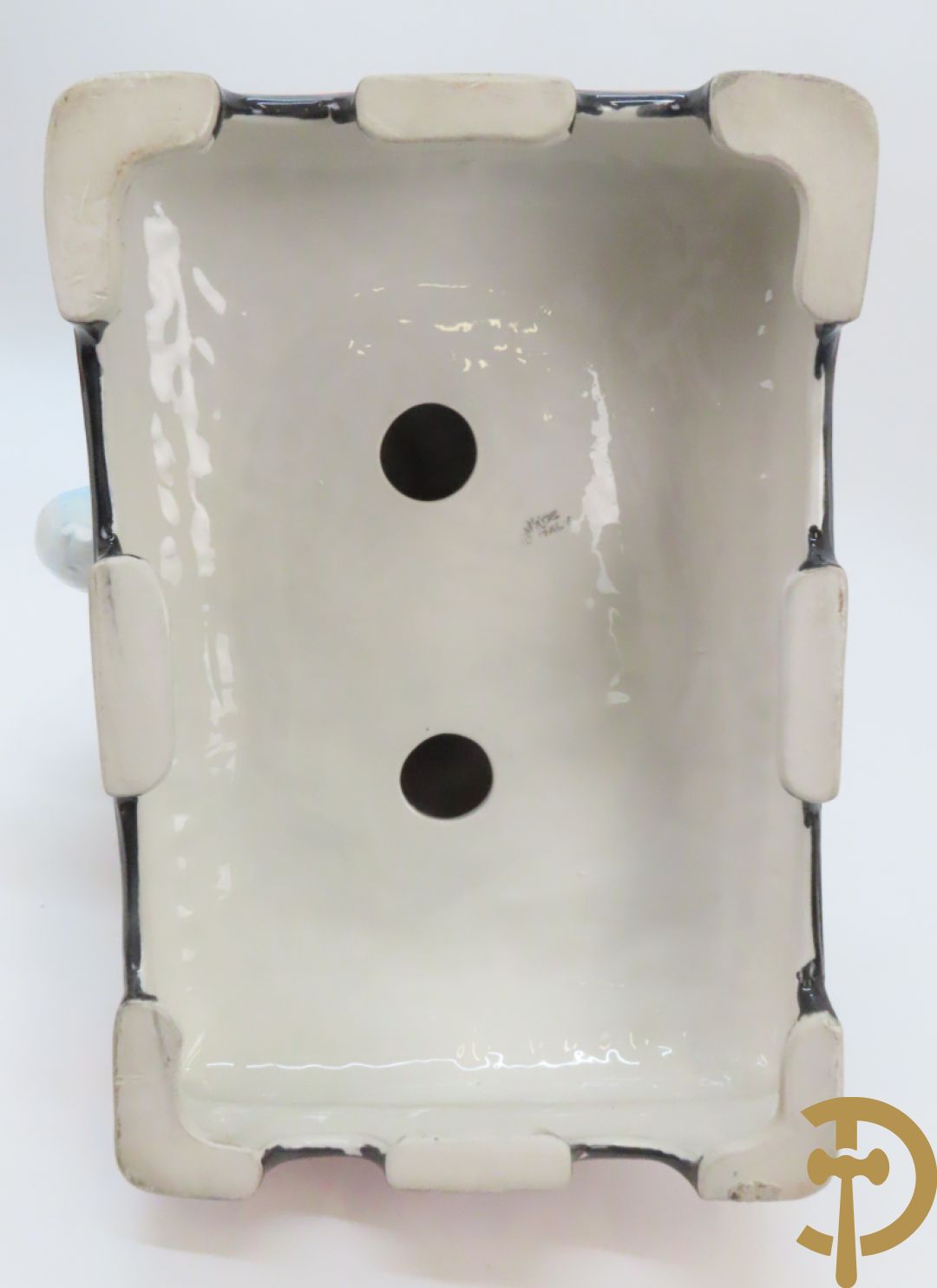 Twee Italiaanse beelden van oosterse dame met bloemen, getekend achteraan Polouioto en oosterse man met snaarinstrument in meerkleurige faience