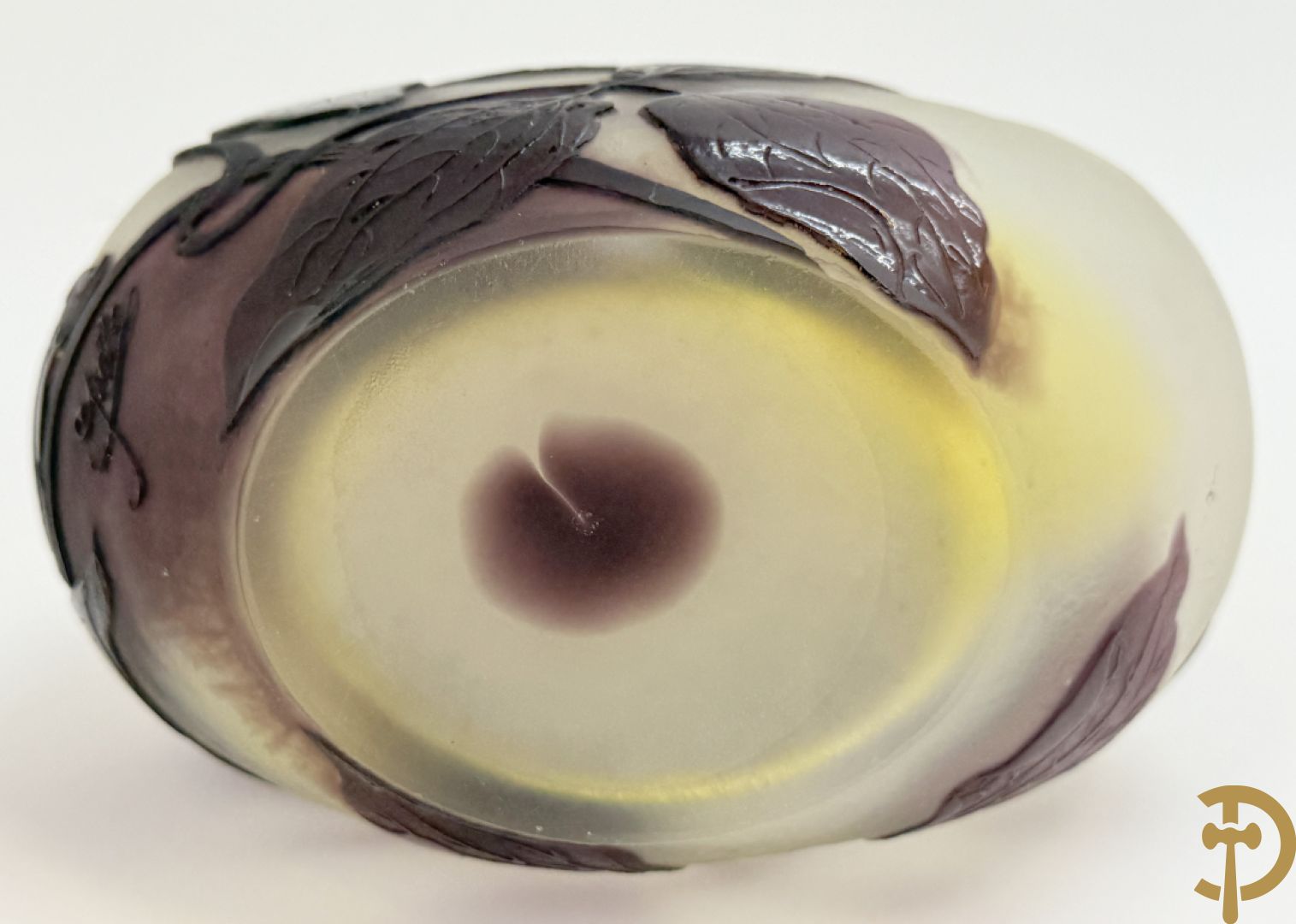 Art Nouveau vaas met gestyleerde bloemen, gezuurd en getekend Gallé