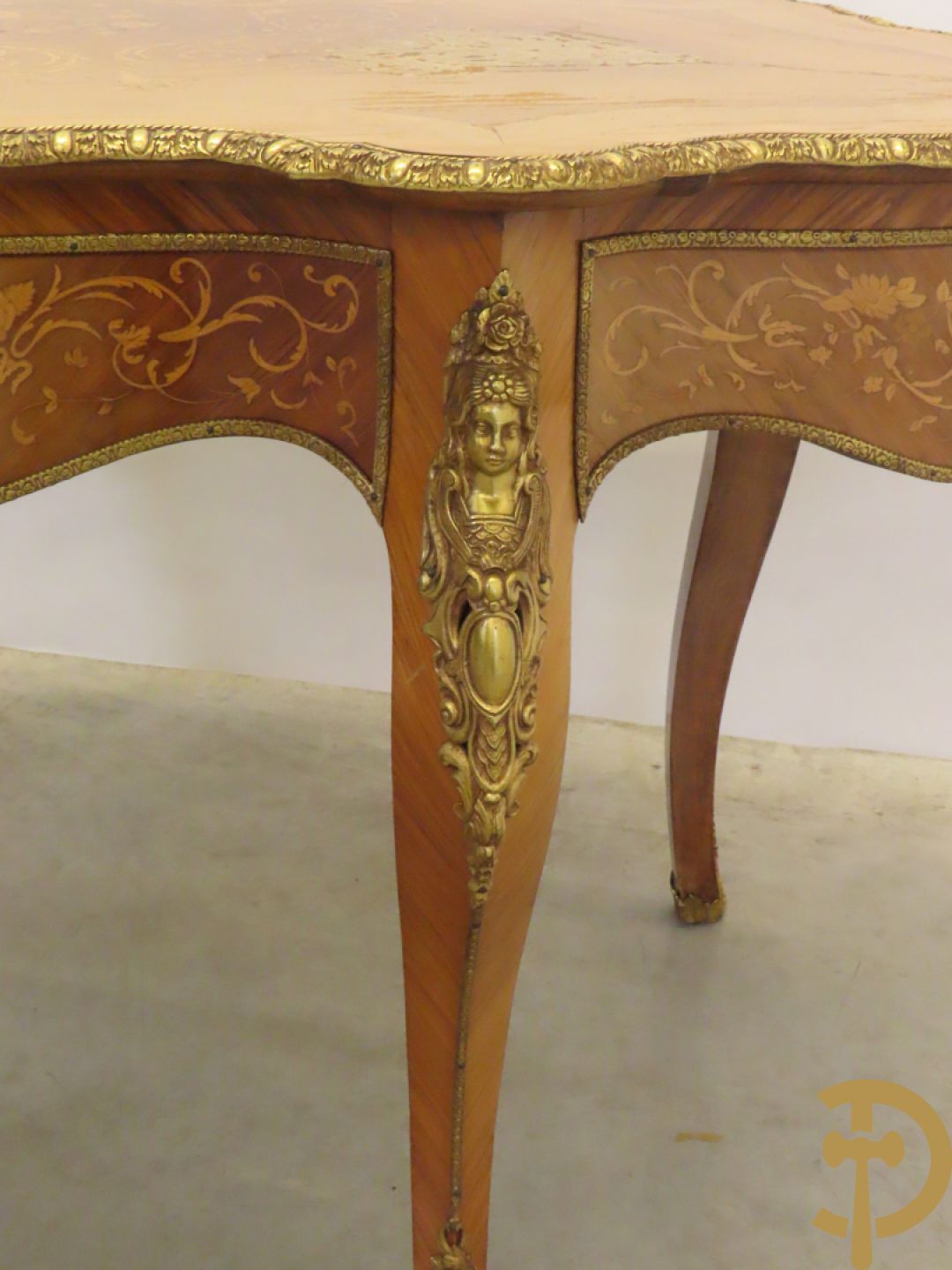 Gemarketteerde ovale notelaren tafel bezet met bronsbeslag van dameshoofden + stoel