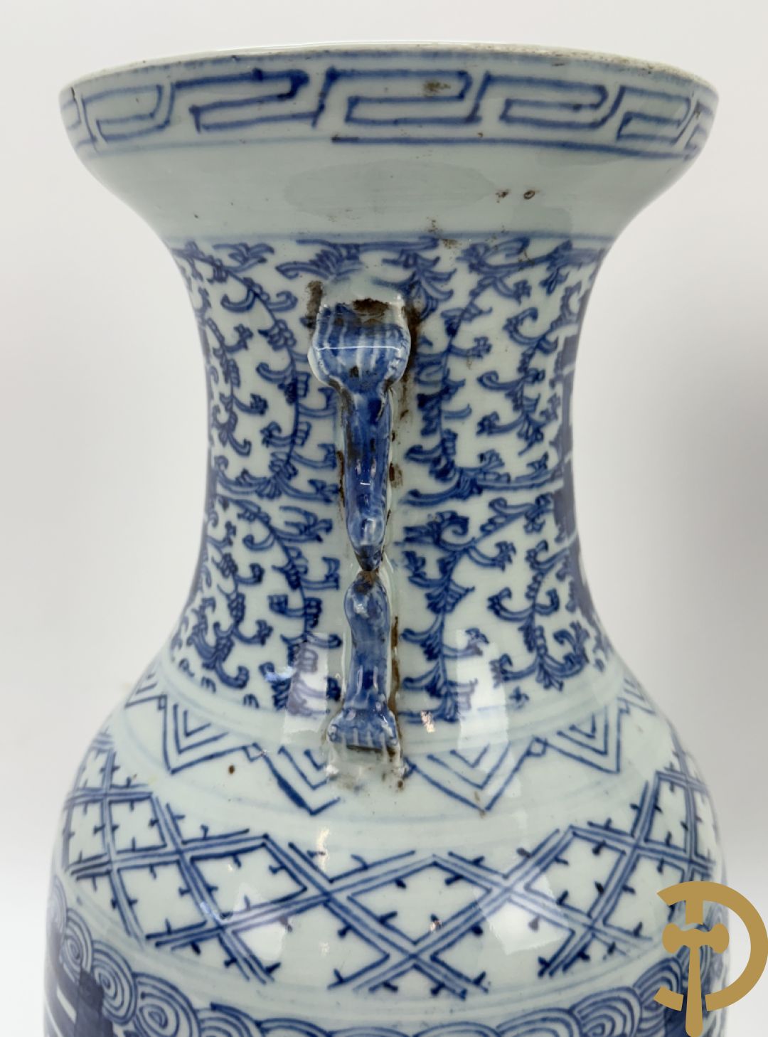 Paar blauw/witte Chinese porseleinen vazen met tekens en accanthusranken, 19e