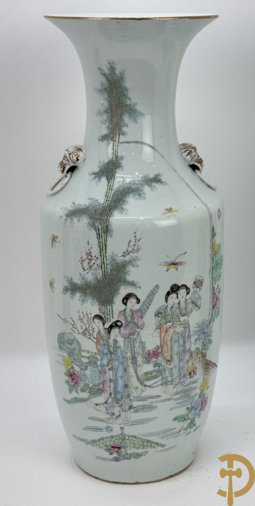 Paar Chinese porseleinen vazen met decor van dames in landschap