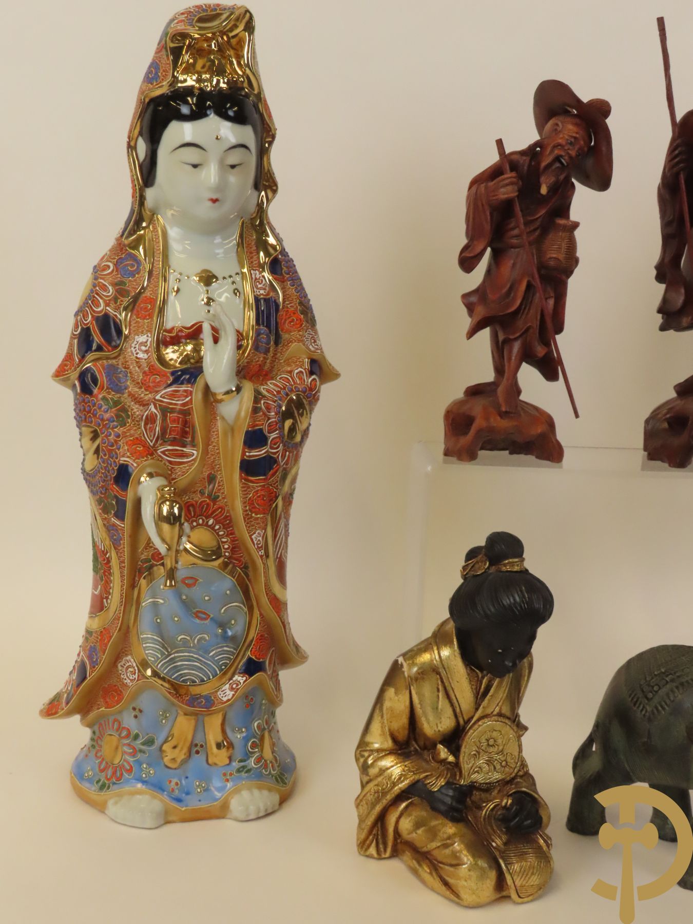 Aziatica bestaande uit bronzen zittende boedisatsvat onder boom, 2 bronzen olifanten met Indische figuren, bronzen zittende boedha, 4 Aziatische houtsculpturen van wijsgeren, Japanse dame in Satsumat en gipsen geknielde geisha