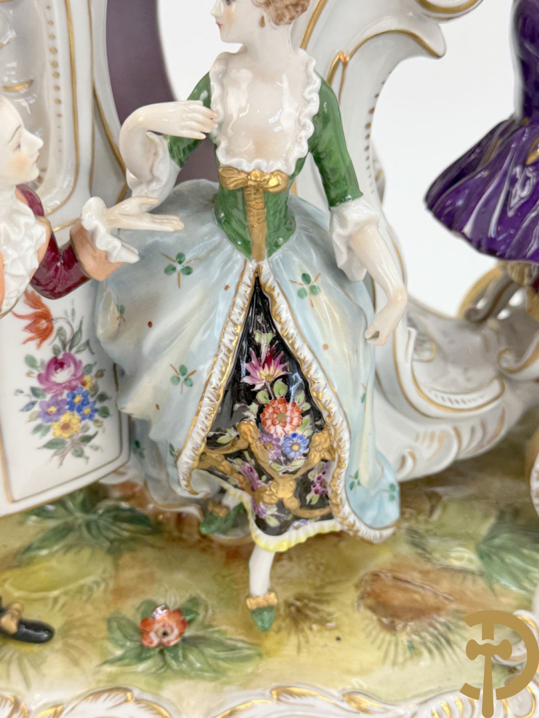 Porseleinen meerkleurige groep met koets, edeldame, lakei, ruiter en 2 paarden