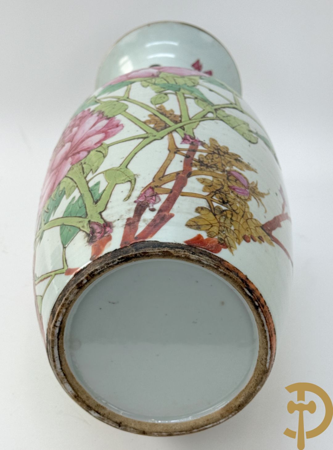 Paar Chinese porseleinen vazen met bloemen- en vogeldecor, achteraan getekend