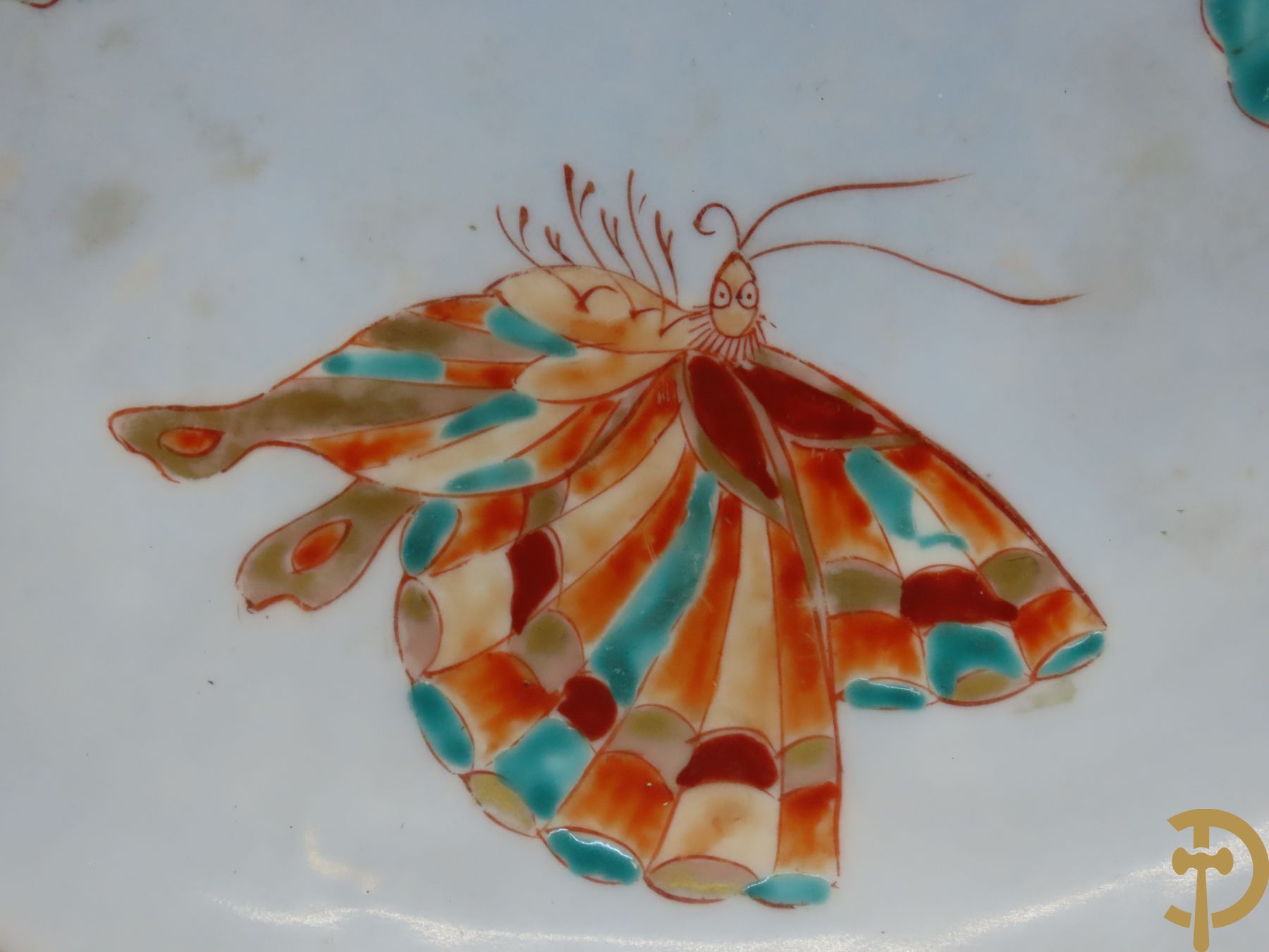 Paar porseleinen borden met vlinderdecor