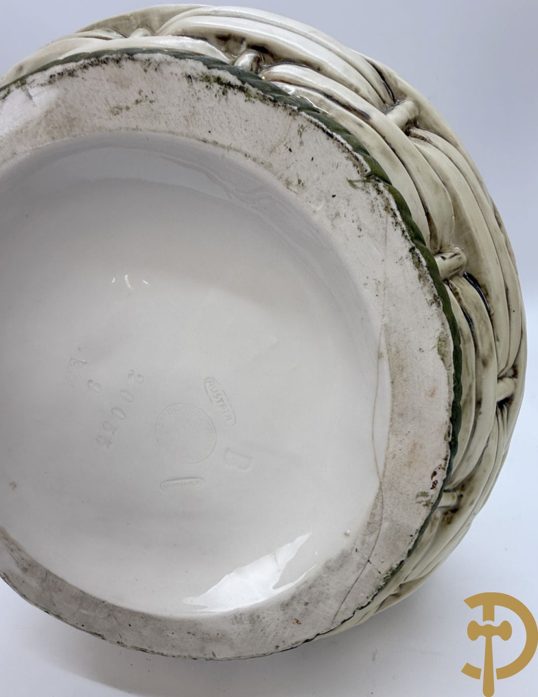 Paar meerkleurige faience vazen,  Austria gemerkt, met cupido