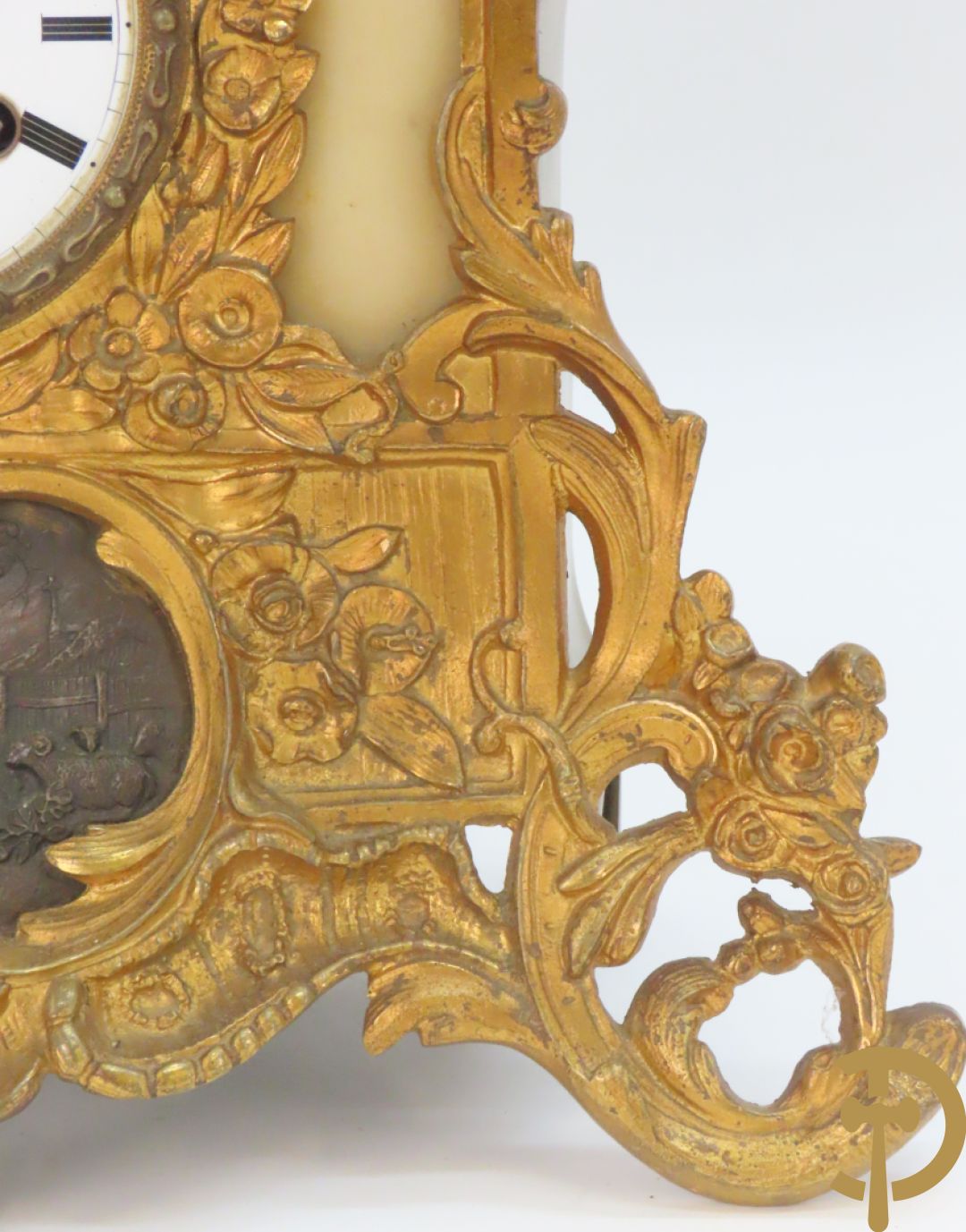 Bronzen pendule bezet met elegante dame en onderaan met basrelief en rocailles