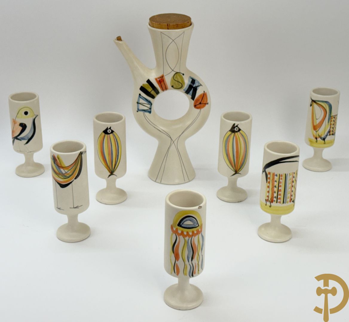 Whisky schenkvaas en 7 keramieken bekers met verschillende decors, Capron Vallauris