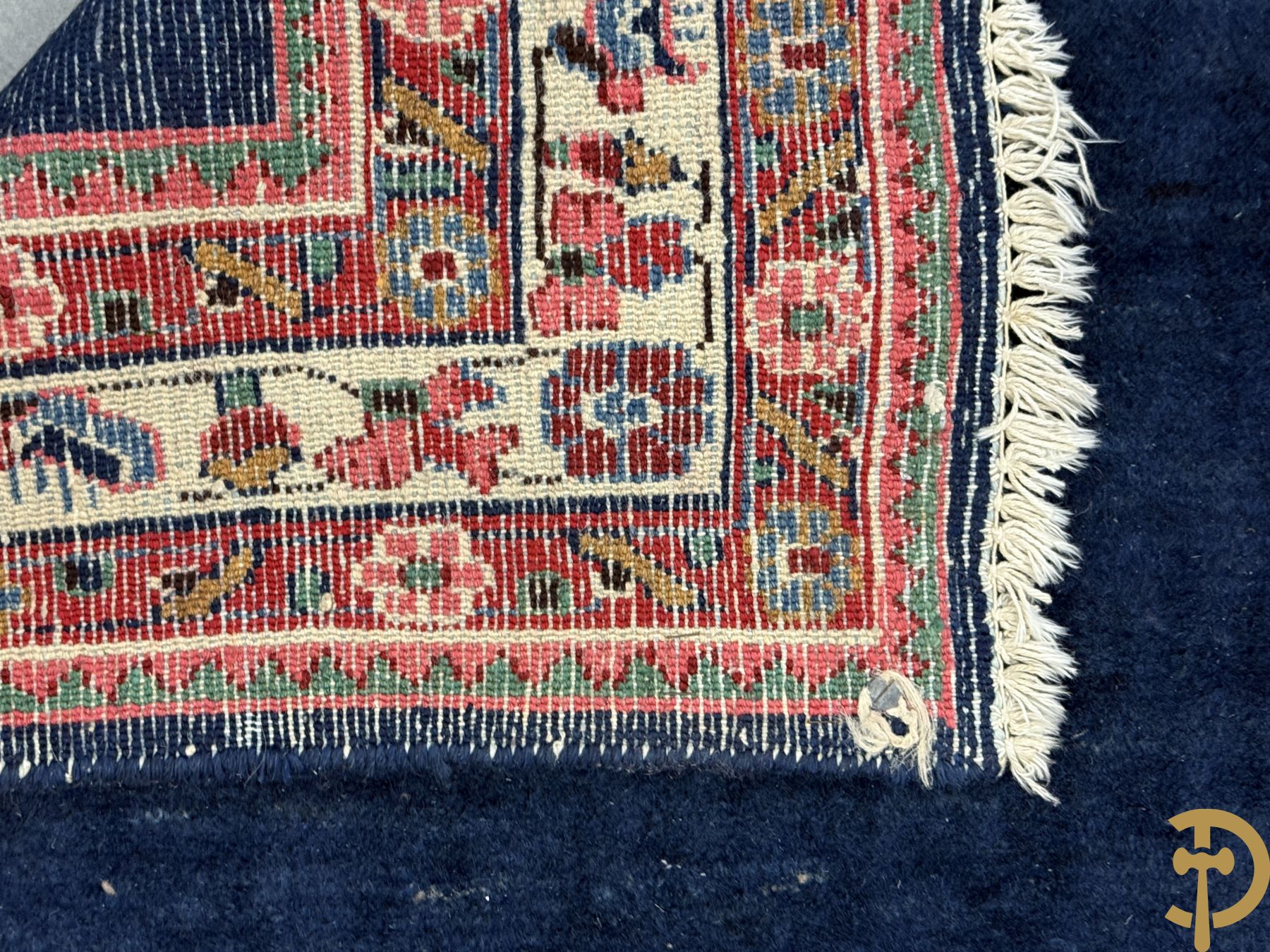 Drie oosterse handgeknoopte tapijten met blauwe fond