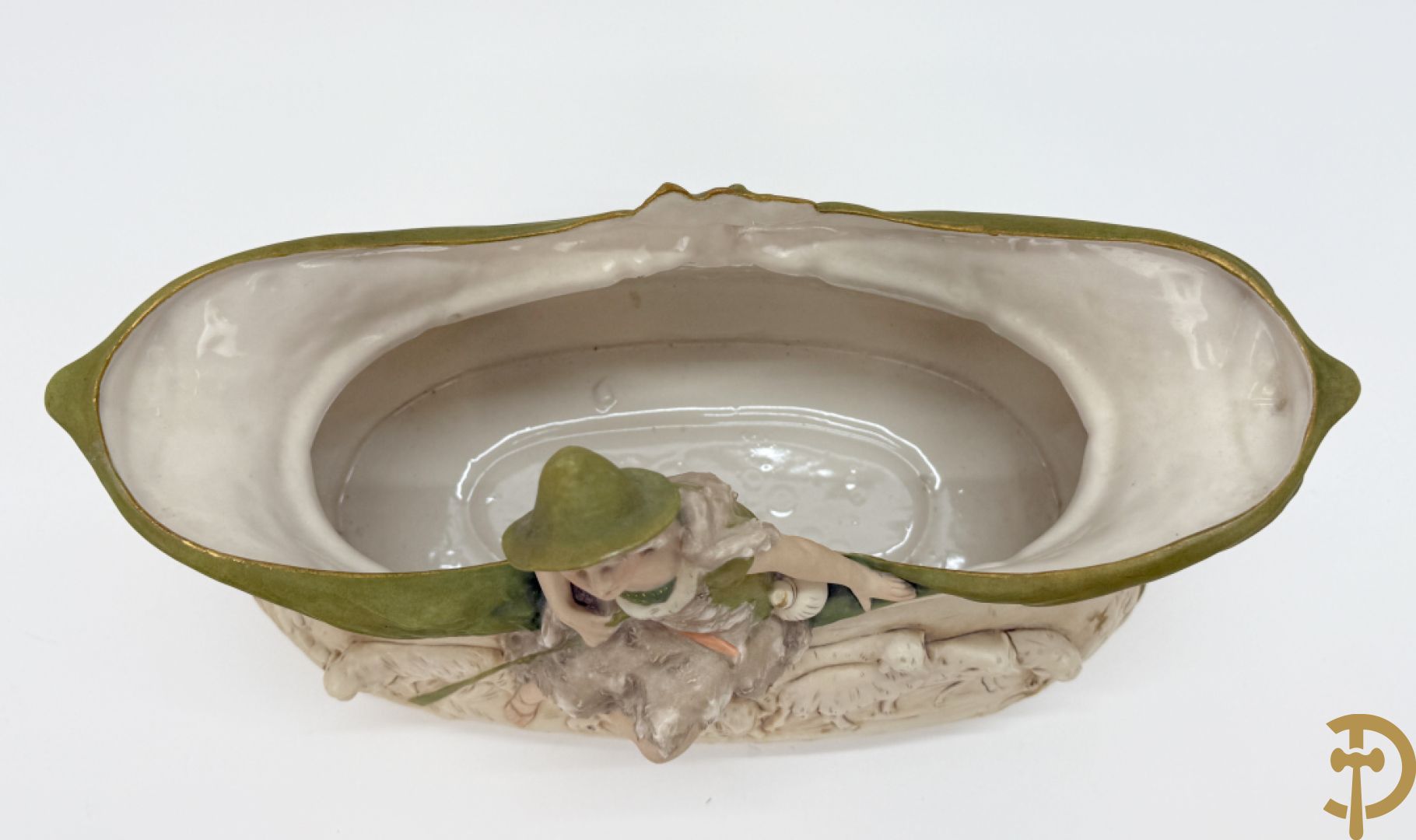 Coupe in Royal Dux met herder en schapen, nummer 1224, gemerkt onderaan