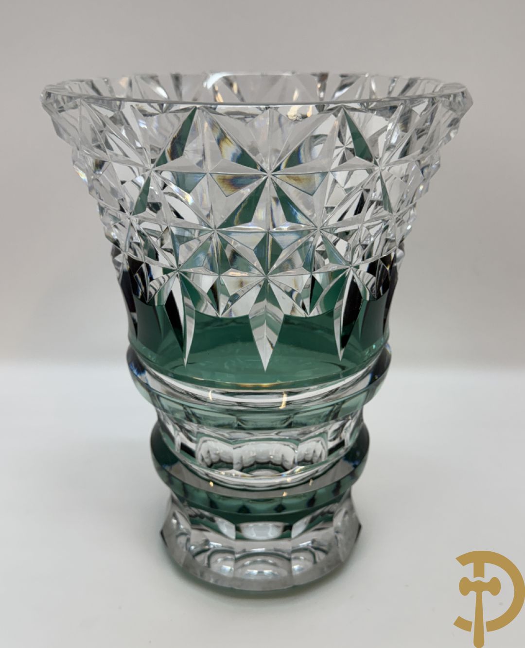 Gekleurde bolvormige kristallen handgeslepen Val-Saint-Lambert vaas, gemerkt 1197 + groene krsitallen Val-Saint-Lambert vaas + rode geslepen Val-Saint-Lambert vaas