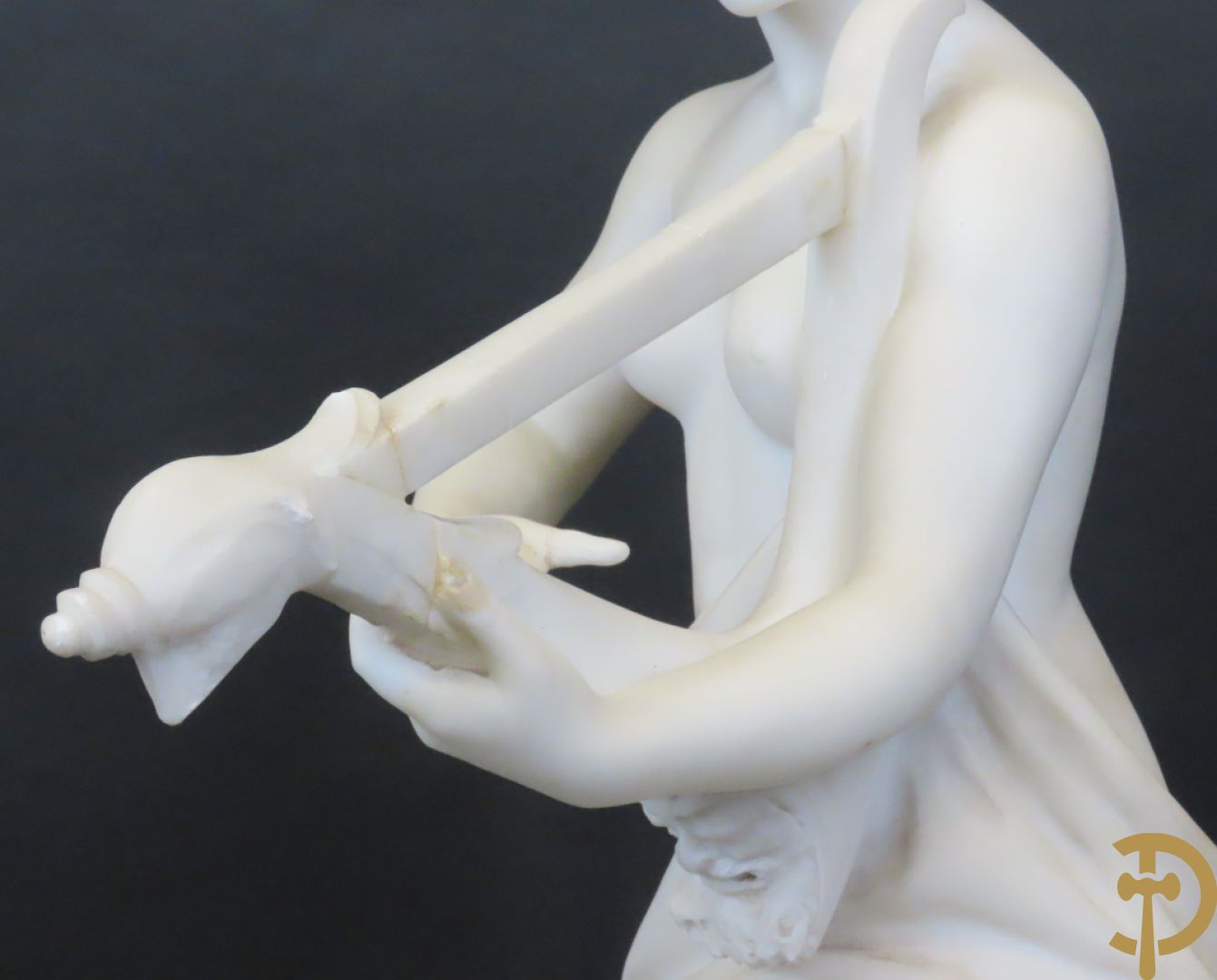 Prof. Fagioli Firenze getekend : Witte marmersculptuur van zittende dame met ontblote boezem met muziekinstrument